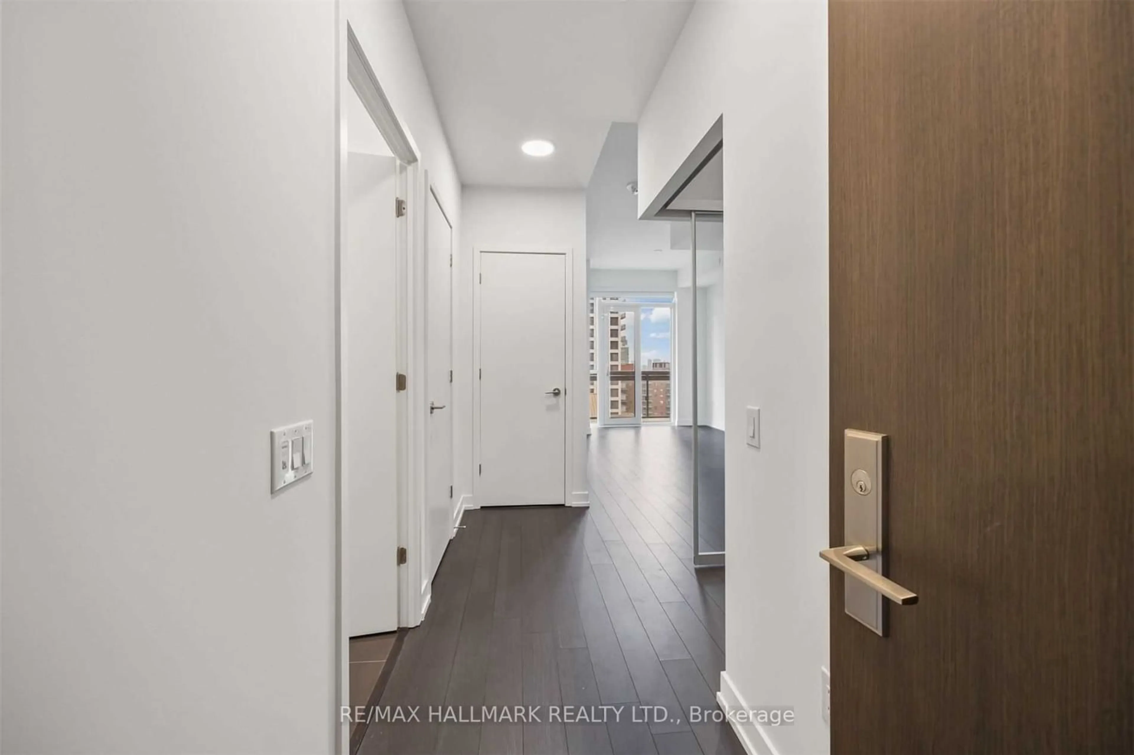 Indoor entryway, wood floors for 39 Roehampton Ave #1210, Toronto Ontario M4P 1P9