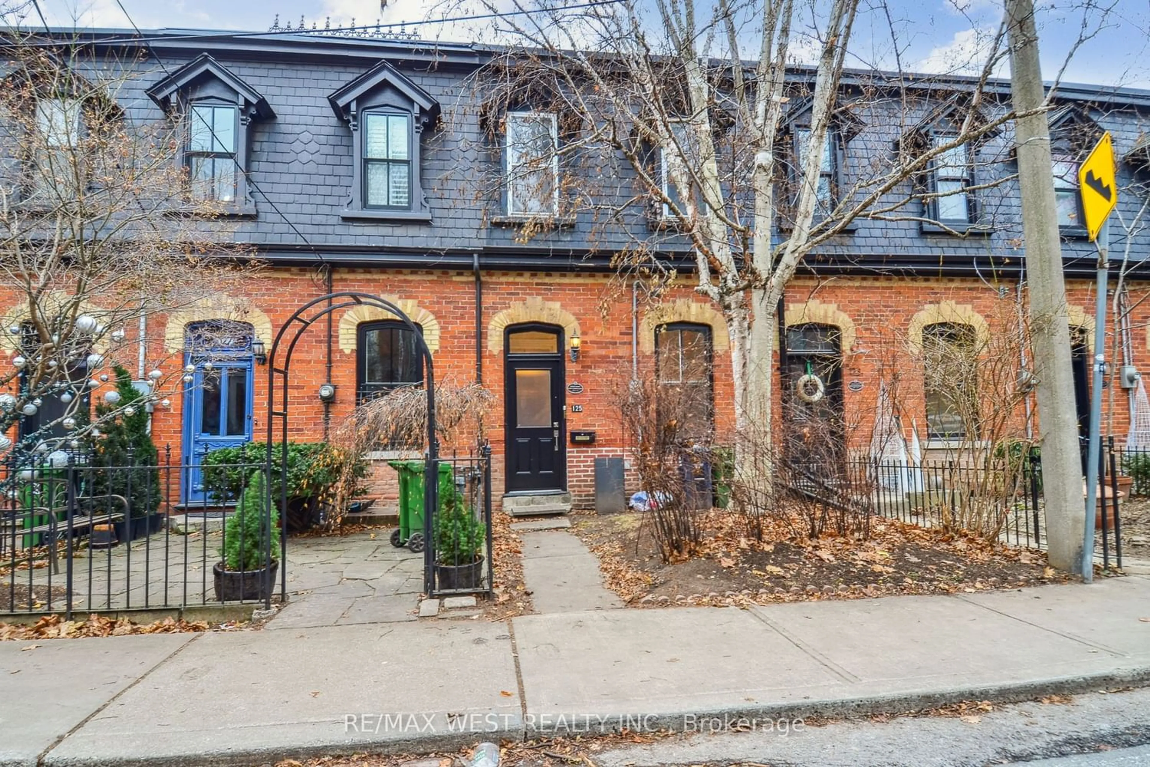 Home with brick exterior material for 125 Spruce St, Toronto Ontario M5A 2J4
