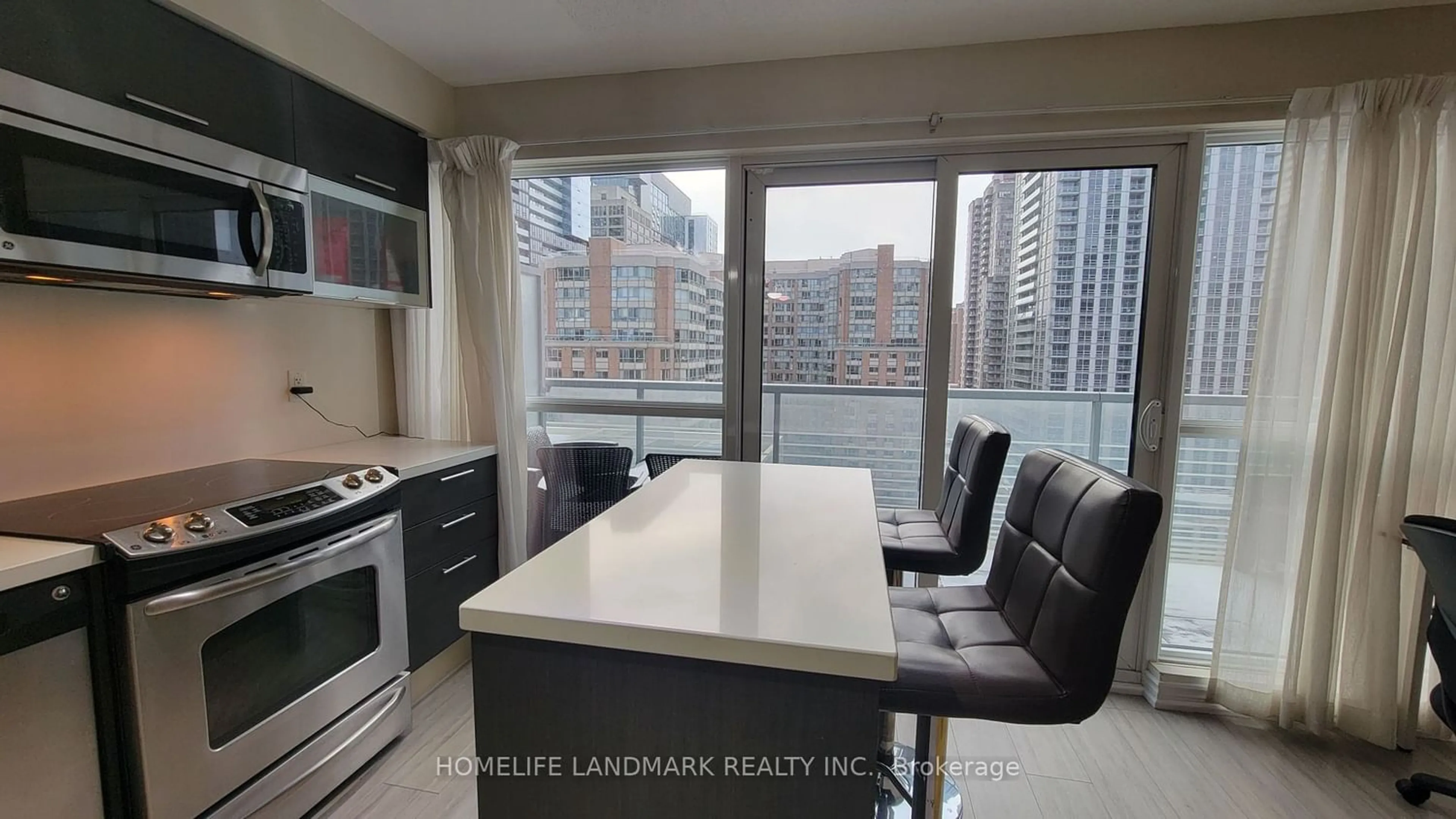 Kitchen with laundary machines for 386 Yonge St #922, Toronto Ontario M5B 0A5