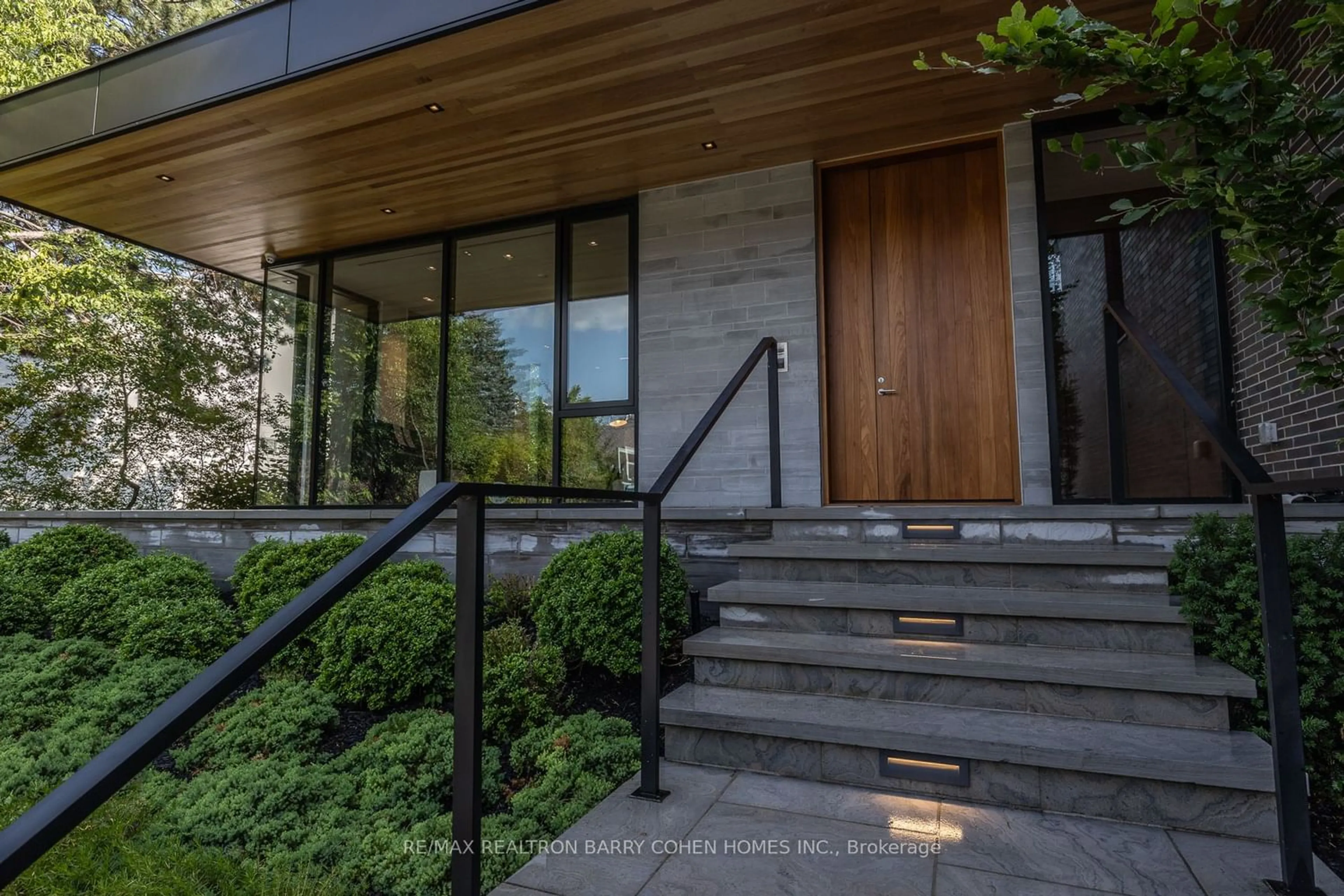 Indoor entryway for 123 Forest Heights Blvd, Toronto Ontario M2L 2K7