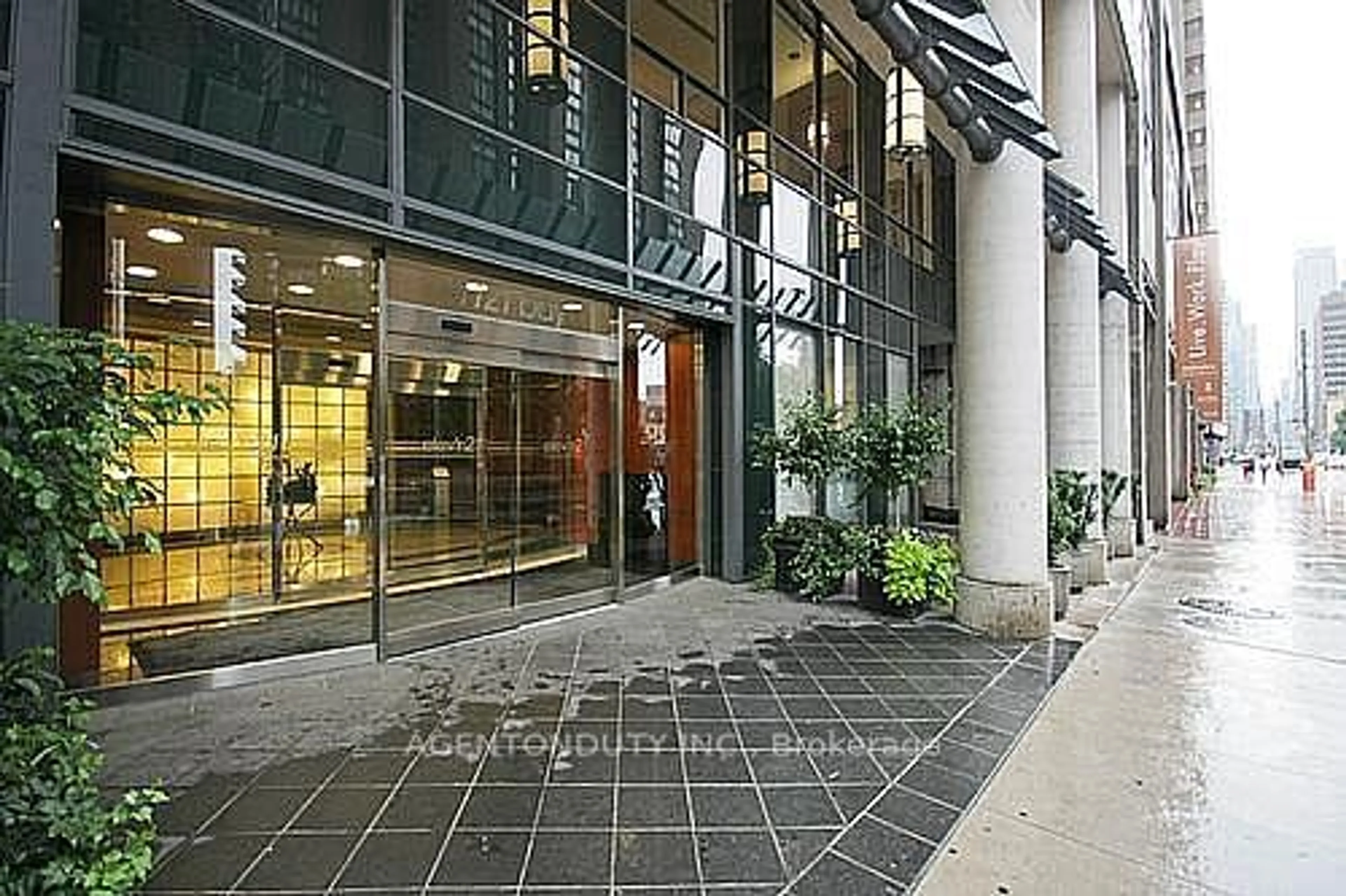 Indoor lobby for 1121 Bay St #801, Toronto Ontario M5S 3L9