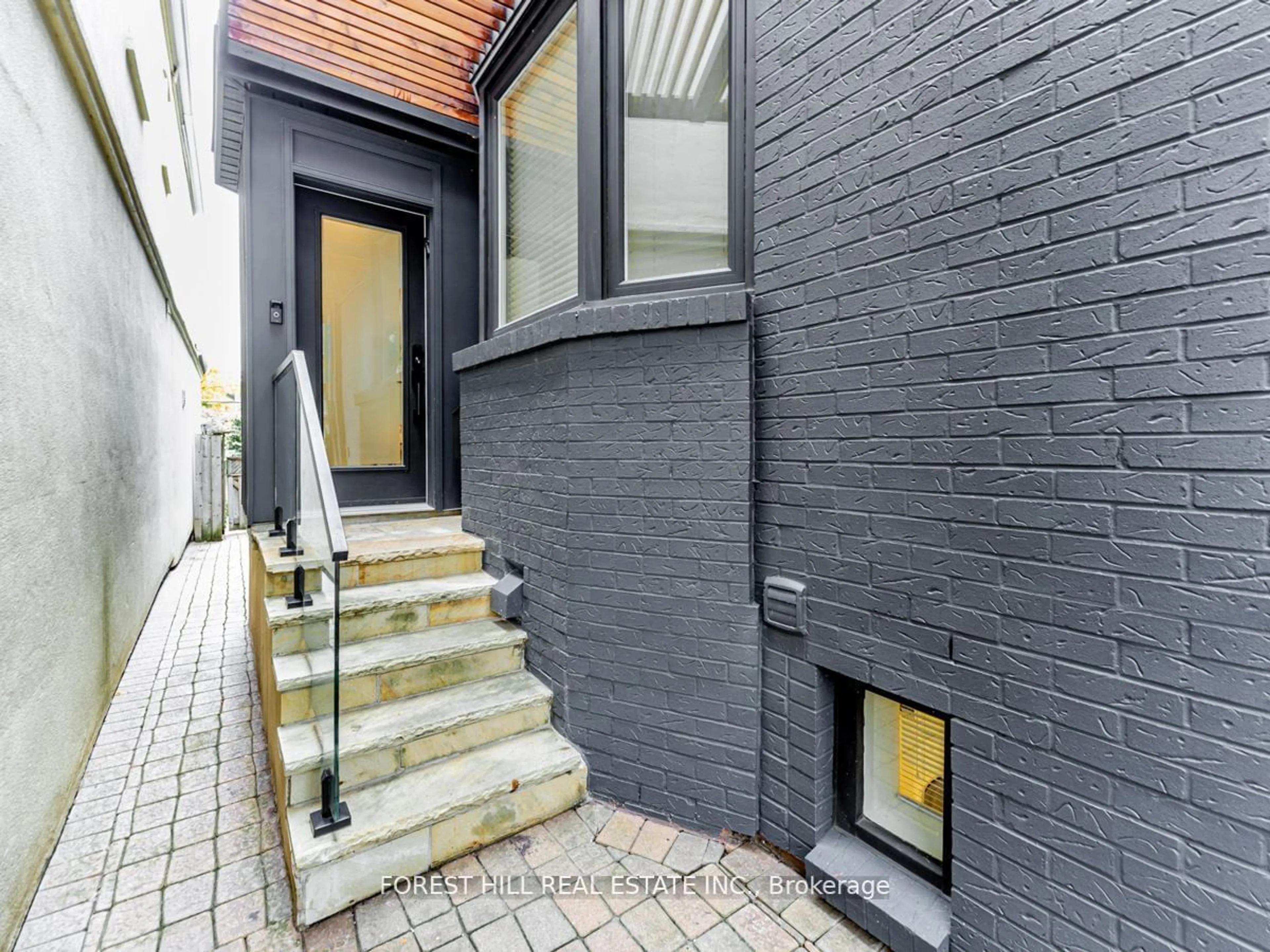 Home with brick exterior material for 35 Balmoral Ave, Toronto Ontario M4V 1J5