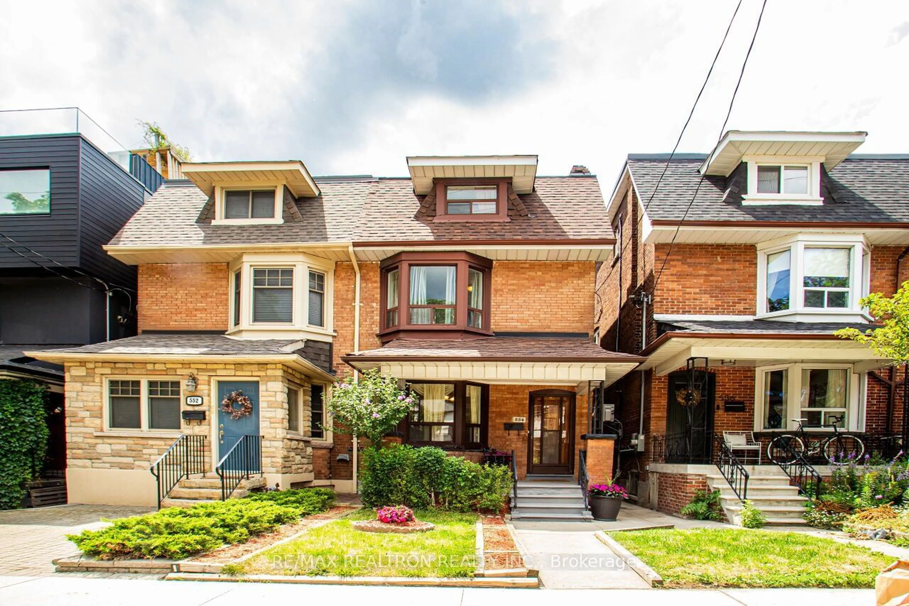 Home with brick exterior material for 554 Christie St, Toronto Ontario M6G 3E2