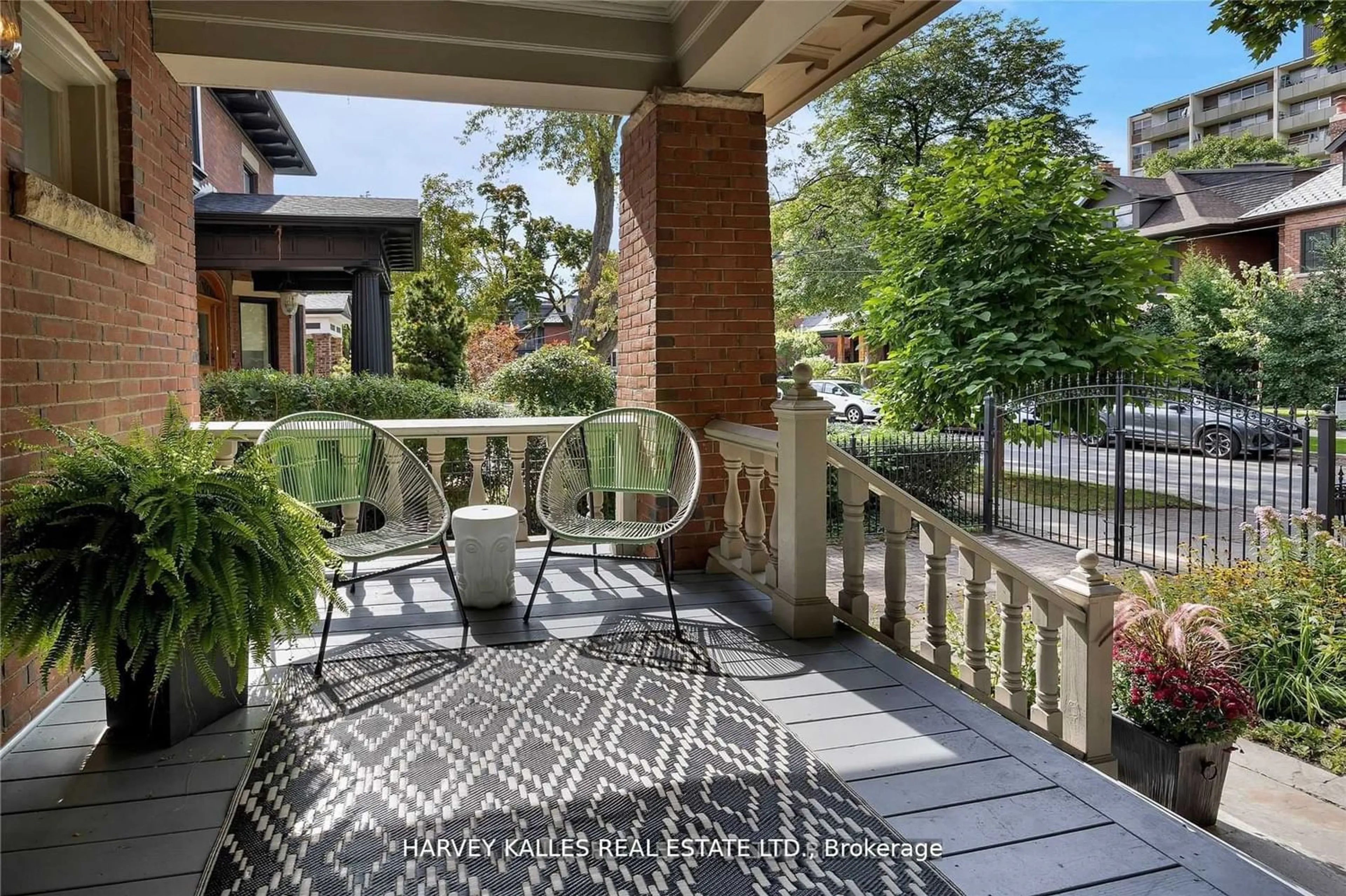 Patio for 135 Admiral Rd, Toronto Ontario M5R 2L7