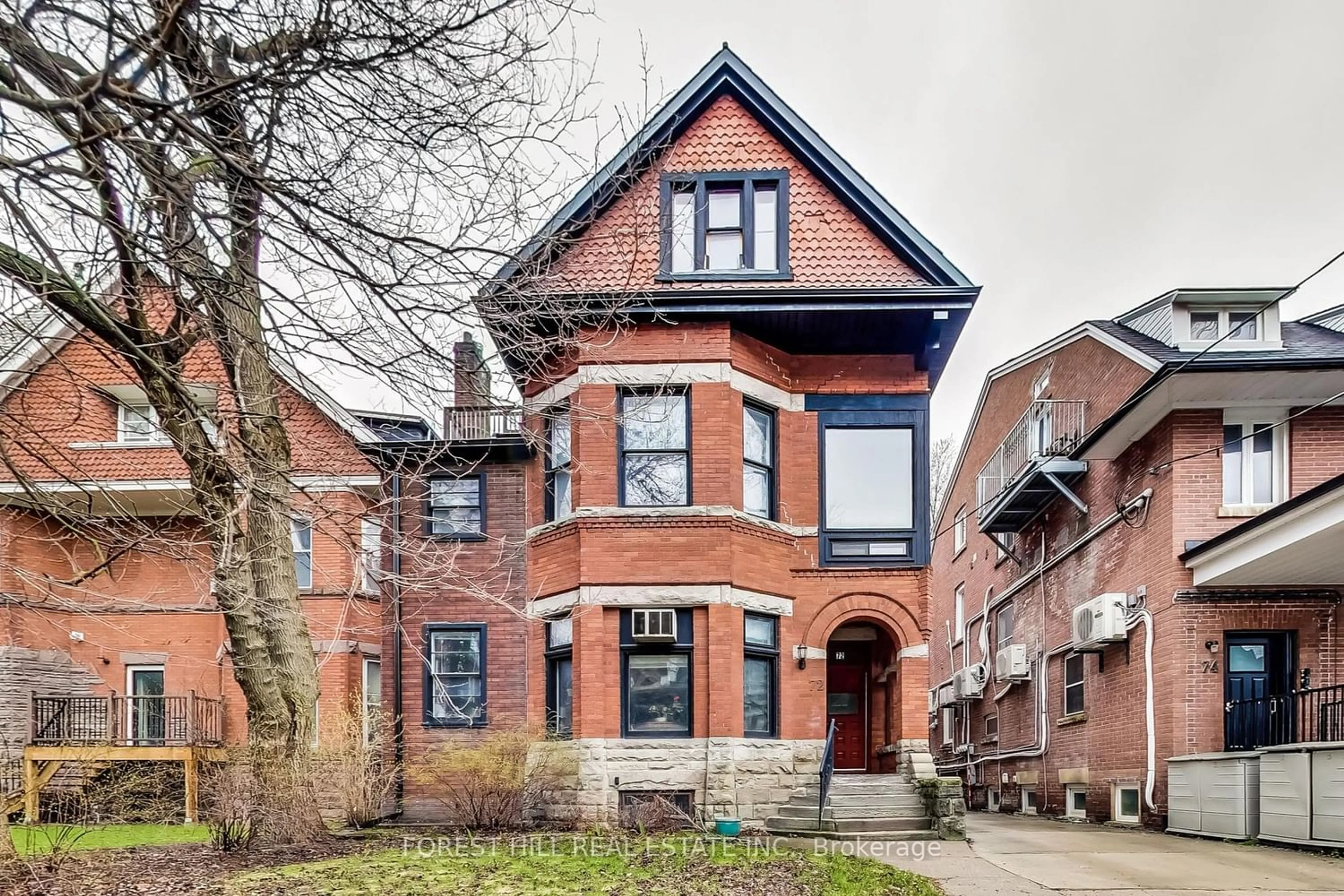 Home with brick exterior material for 72 Walmer Rd, Toronto Ontario M5R 2X7