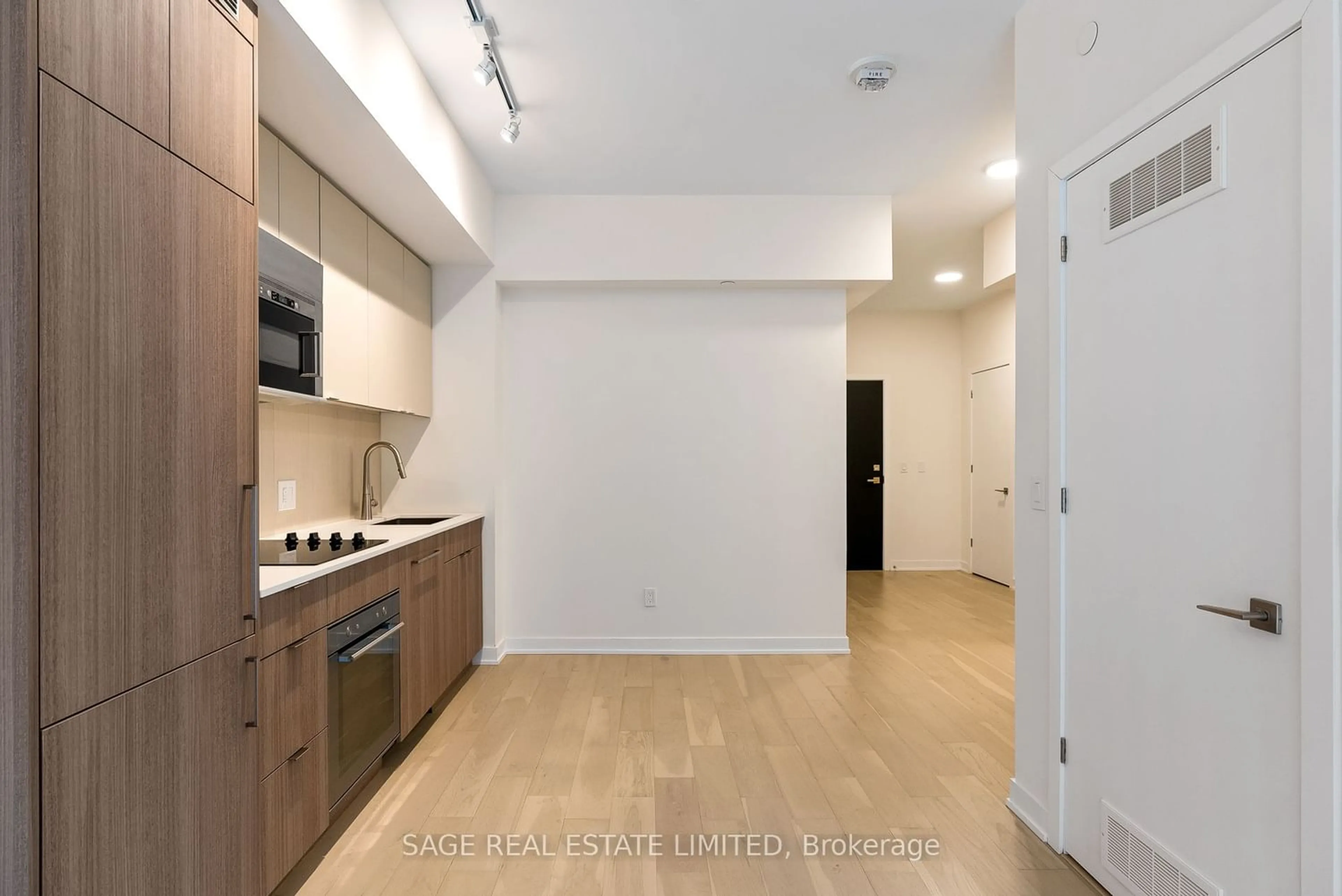 Standard kitchen for 840 St.Clair Ave #205, Toronto Ontario M6C 0A4