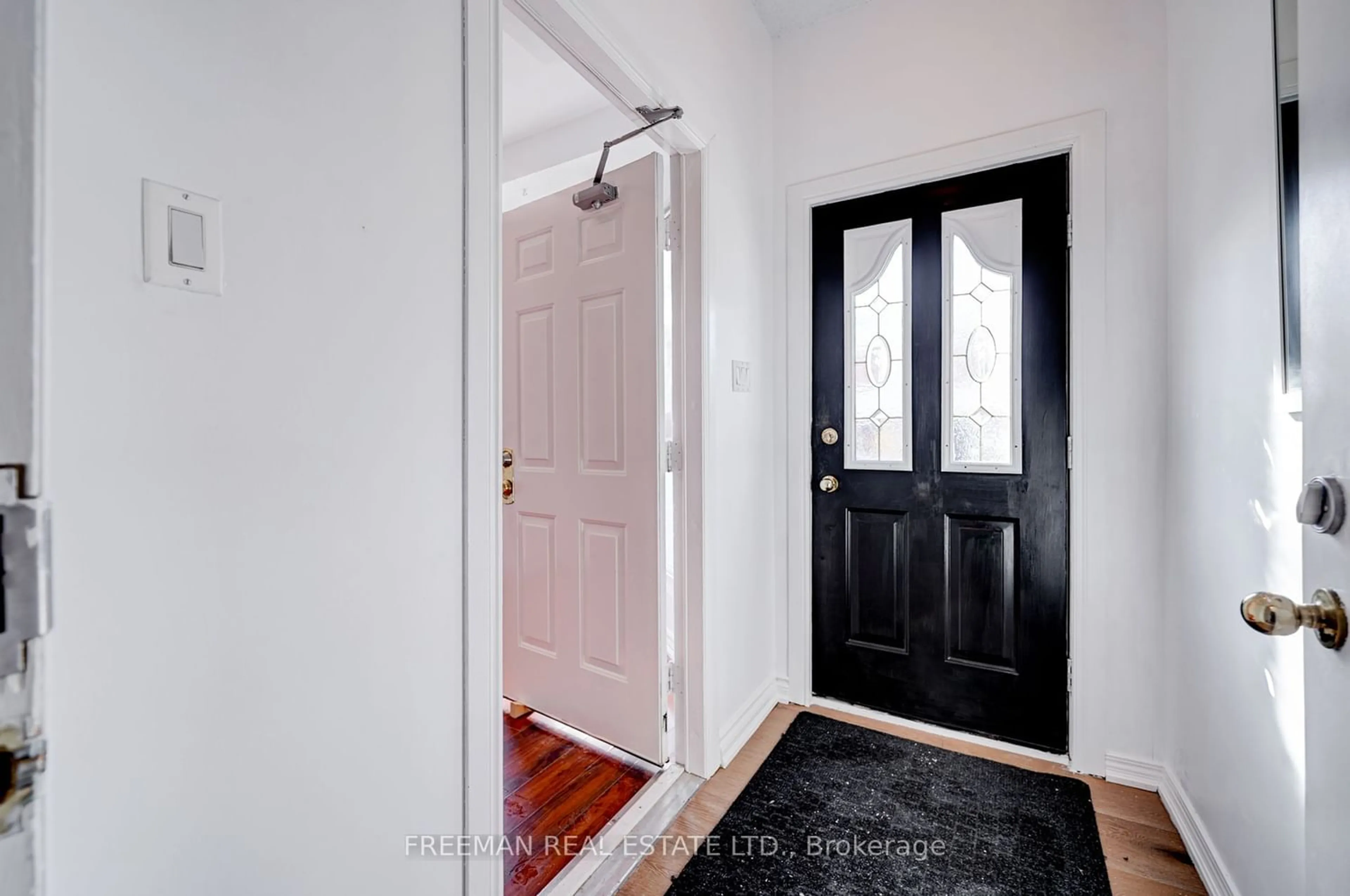Indoor entryway for 64 Yarmouth Rd, Toronto Ontario M6G 1W8
