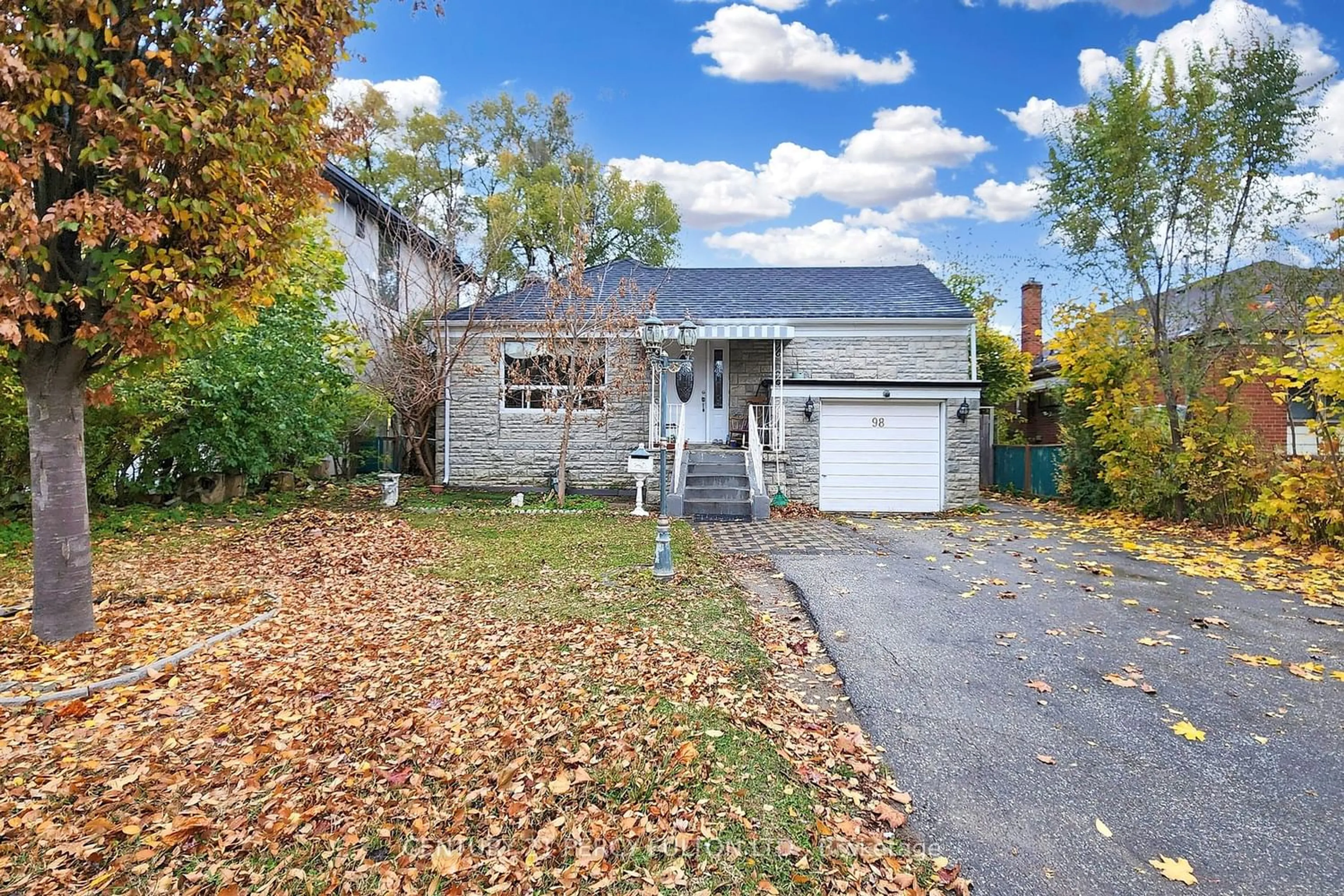 Street view for 98 Charleswood Dr, Toronto Ontario M3H 1X6