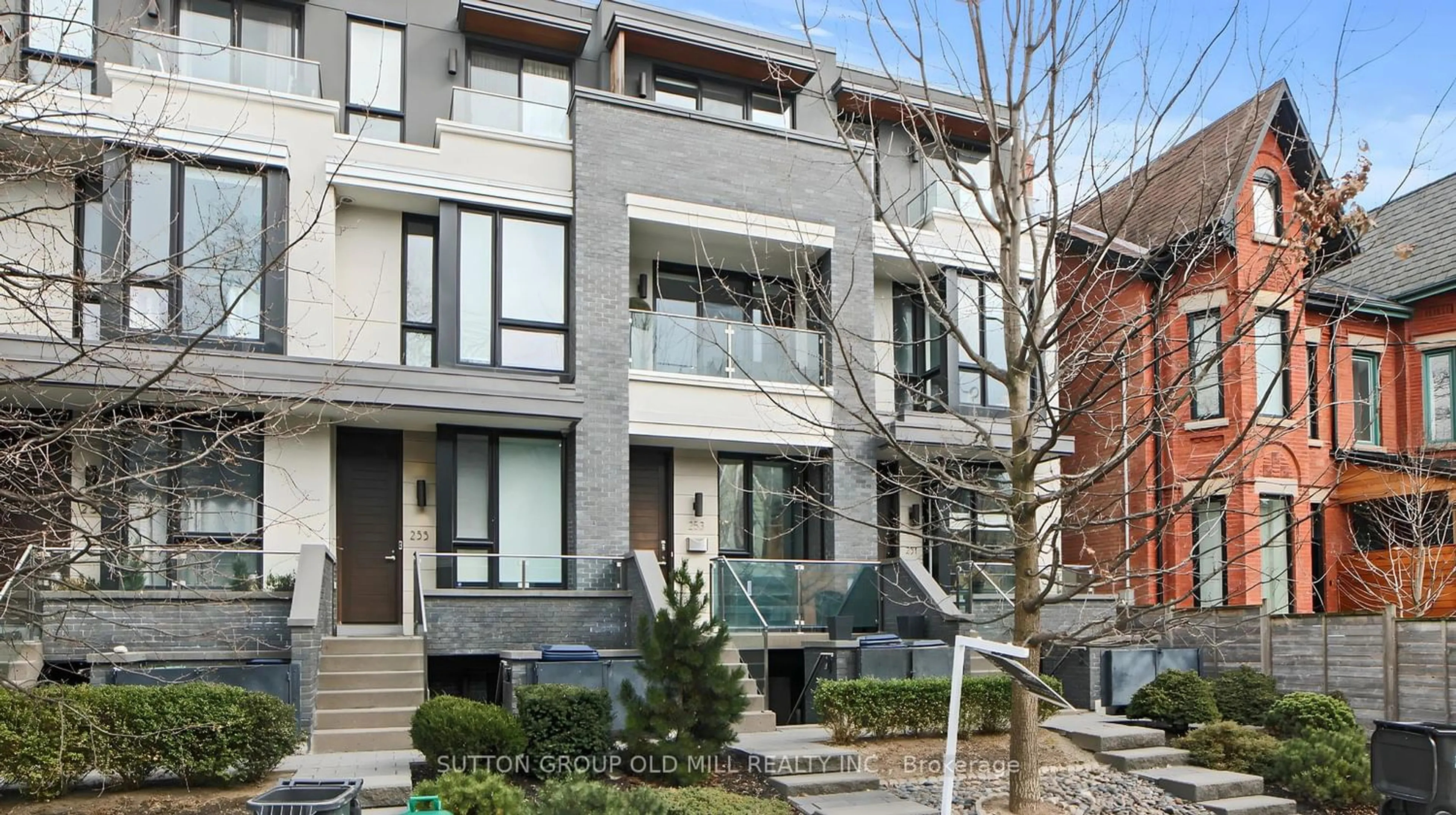 A pic from exterior of the house or condo for 253 Roxton Rd, Toronto Ontario M6G 3R1