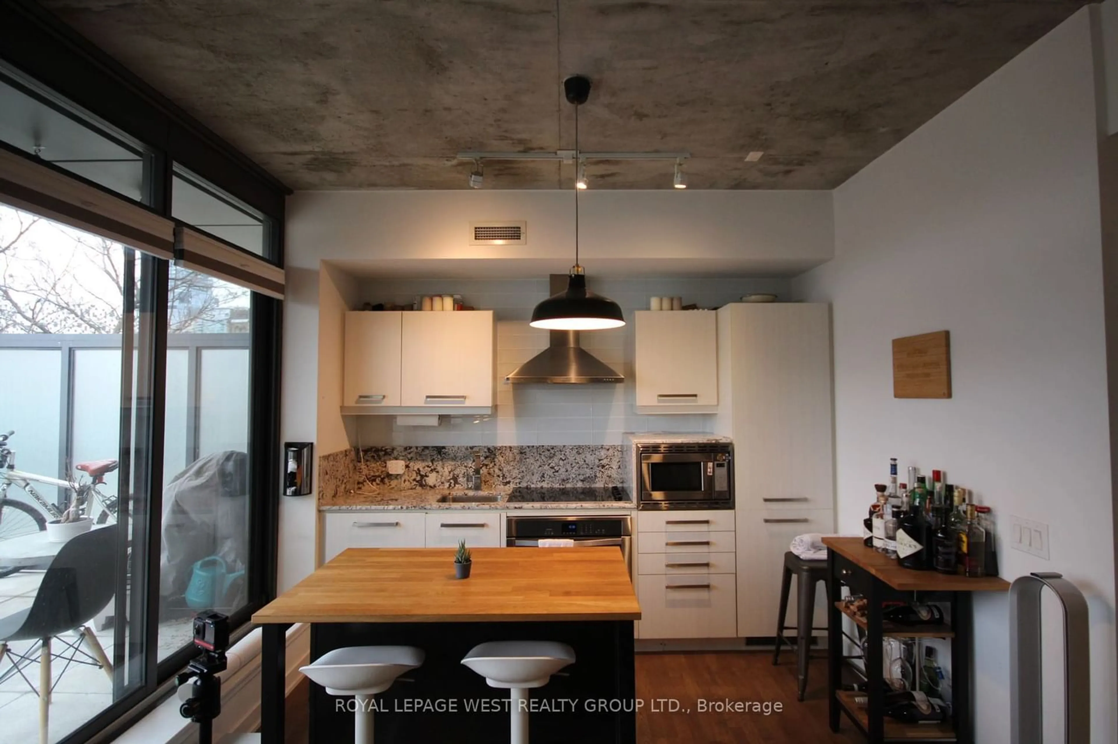 Kitchen for 15 Beverly St #503, Toronto Ontario M5T 1X8