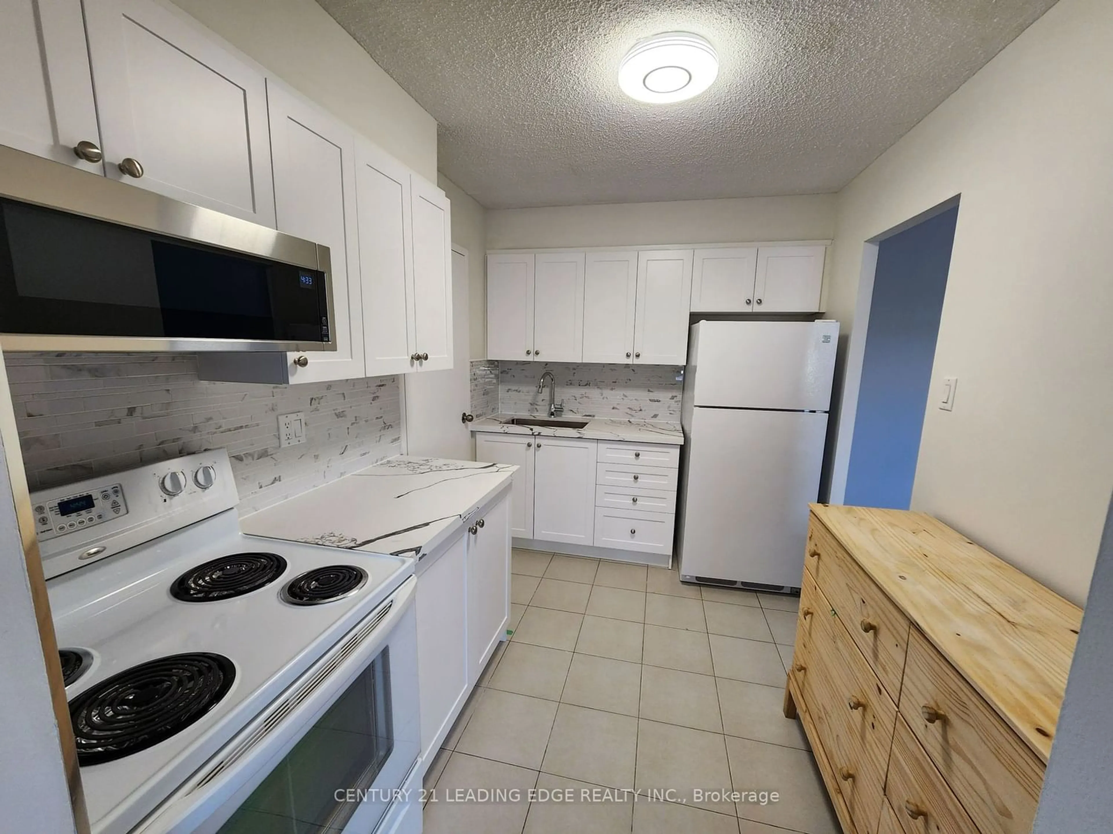 Standard kitchen for 5 Parkway Forest Dr #1403, Toronto Ontario M2J 1L2