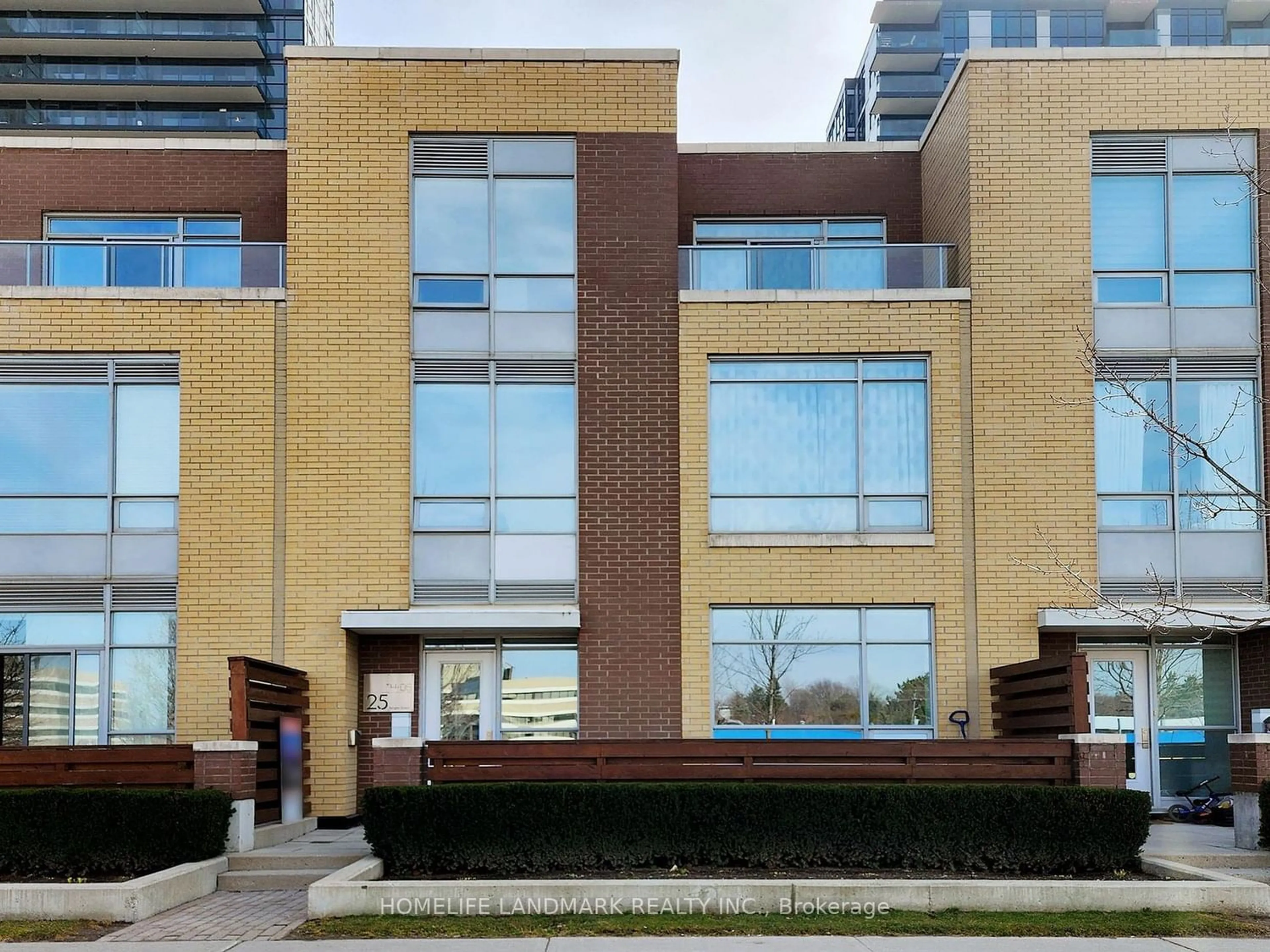 A pic from exterior of the house or condo for 25 Singer Crt #Th6, Toronto Ontario M2K 0B3