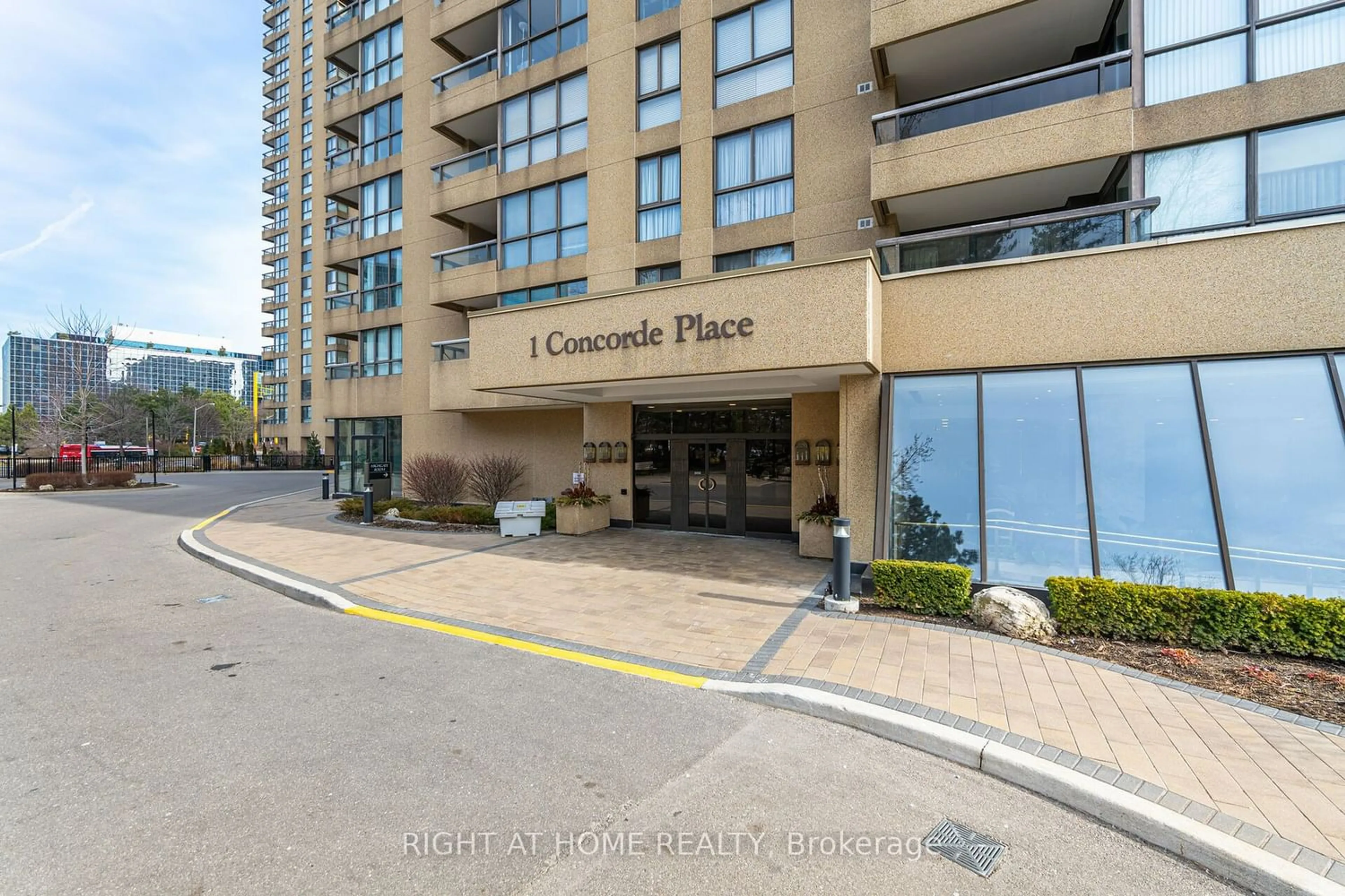 A pic from exterior of the house or condo for 1 Concorde Pl #907, Toronto Ontario M3C 3K6