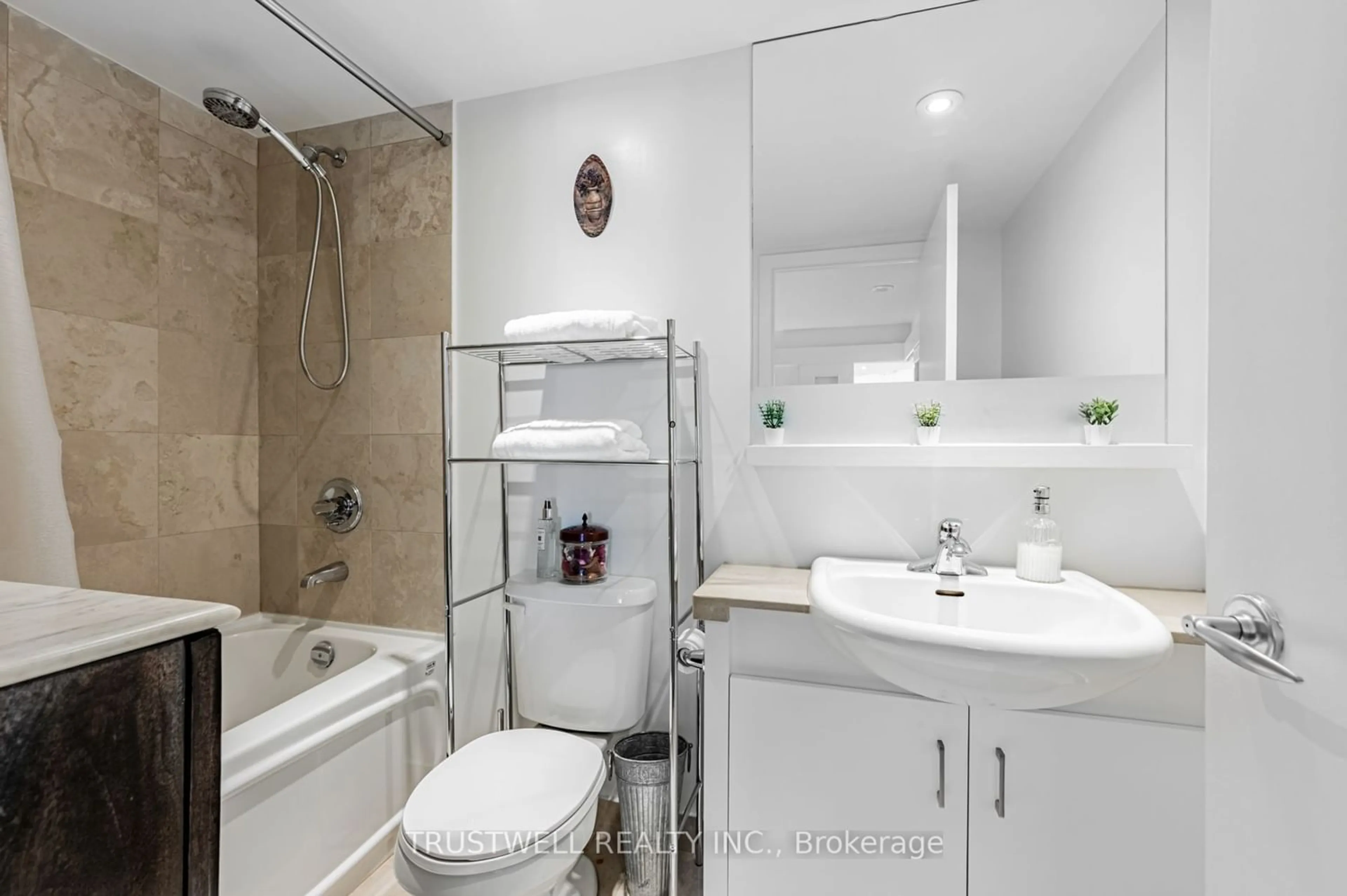 Bathroom for 208 Queens Quay #511, Toronto Ontario M5J 2Y5