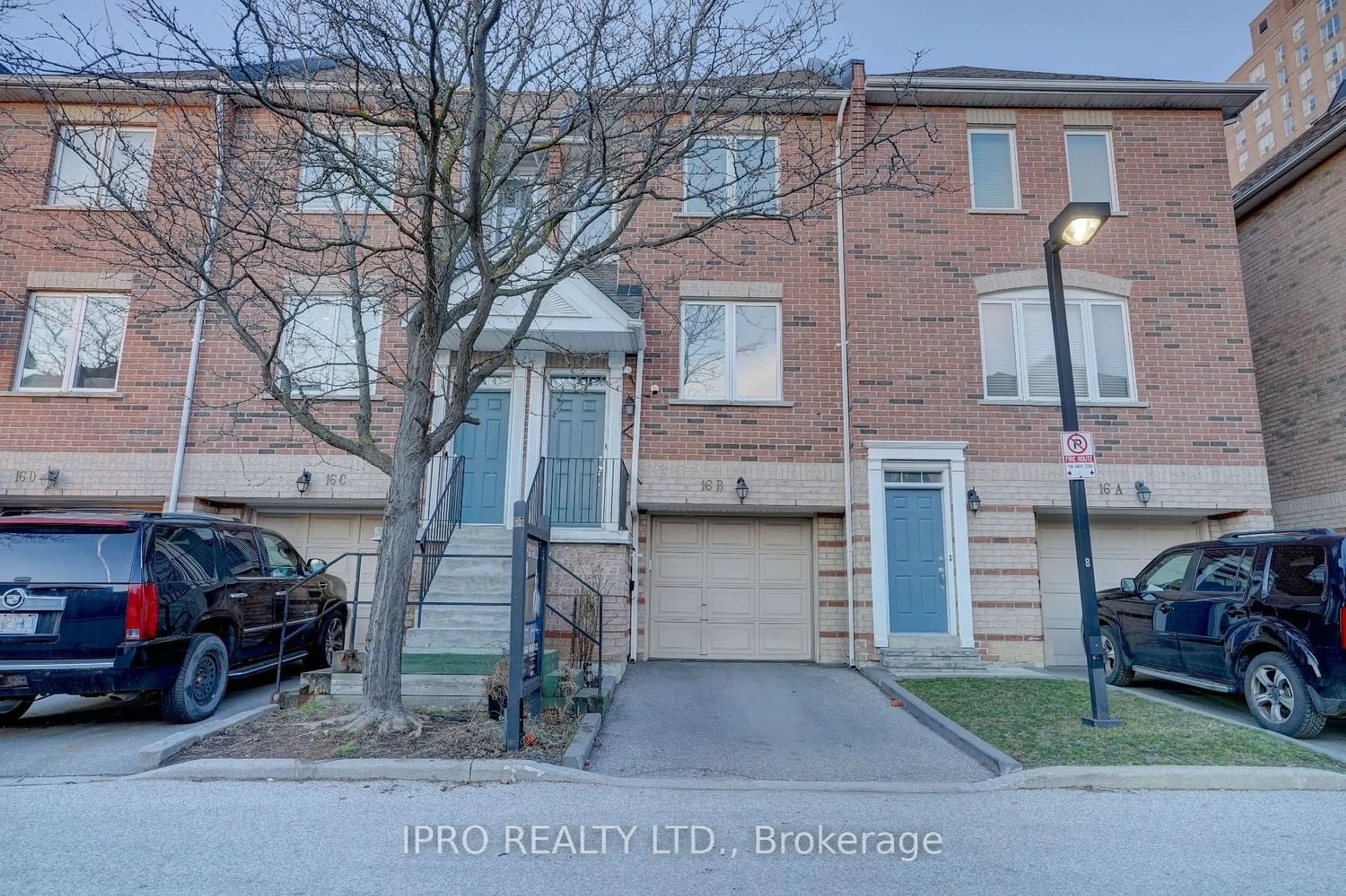 Home with unknown exterior material for 16B Leaside Park Dr, Toronto Ontario M4H 1R2
