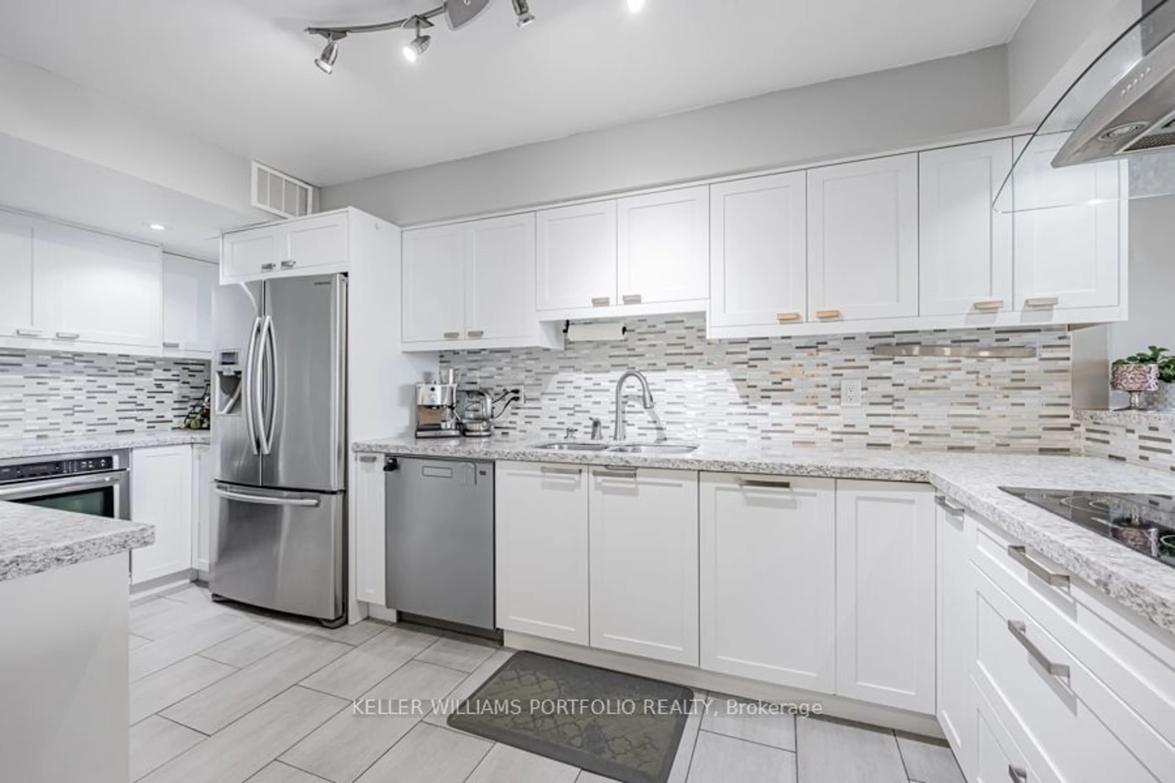 Kitchen for 3300 Don Mills Rd #1101, Toronto Ontario M2J 4X7