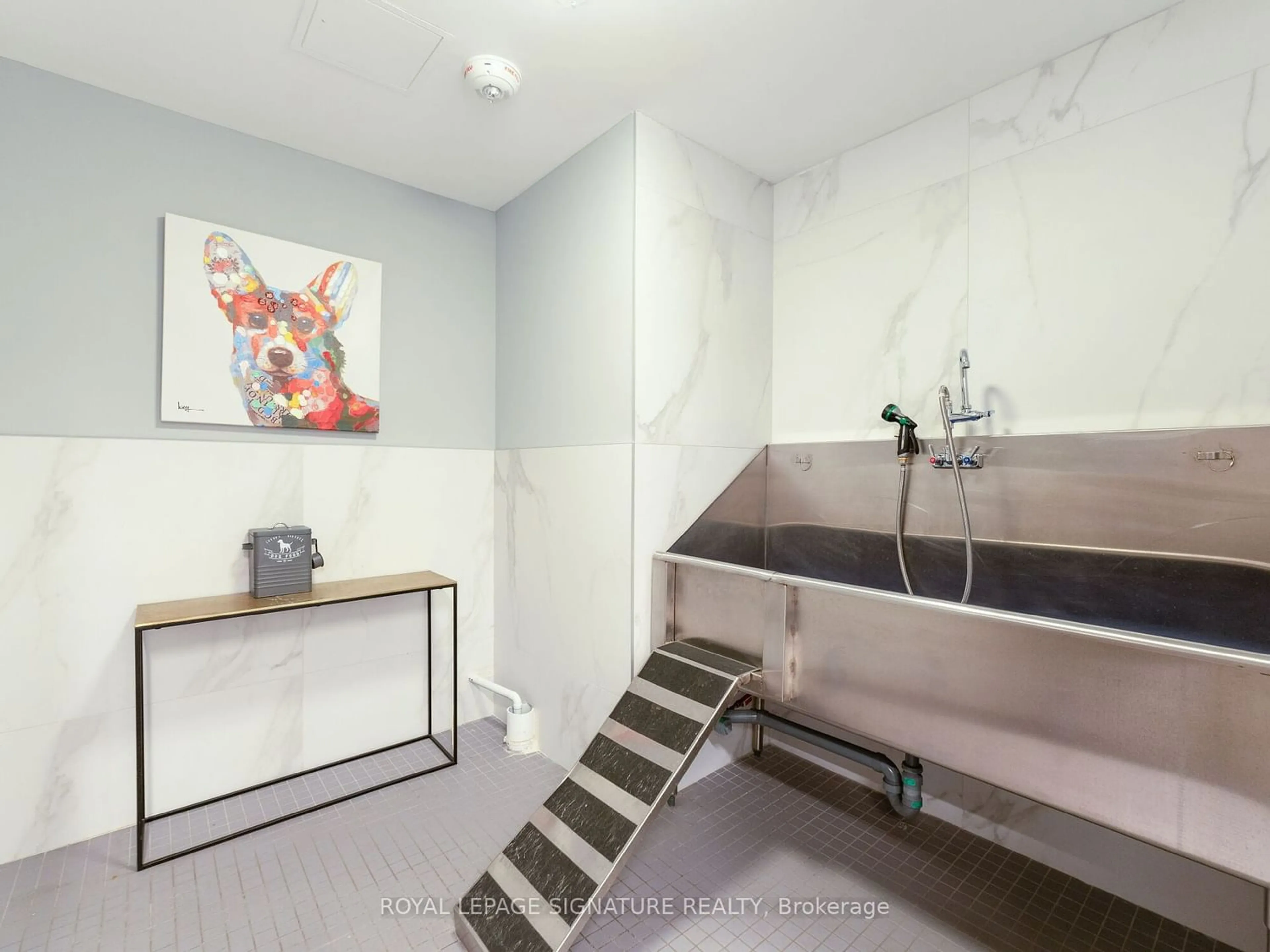 Standard bathroom for 3 Southvale Dr #603, Toronto Ontario M4G 1G2