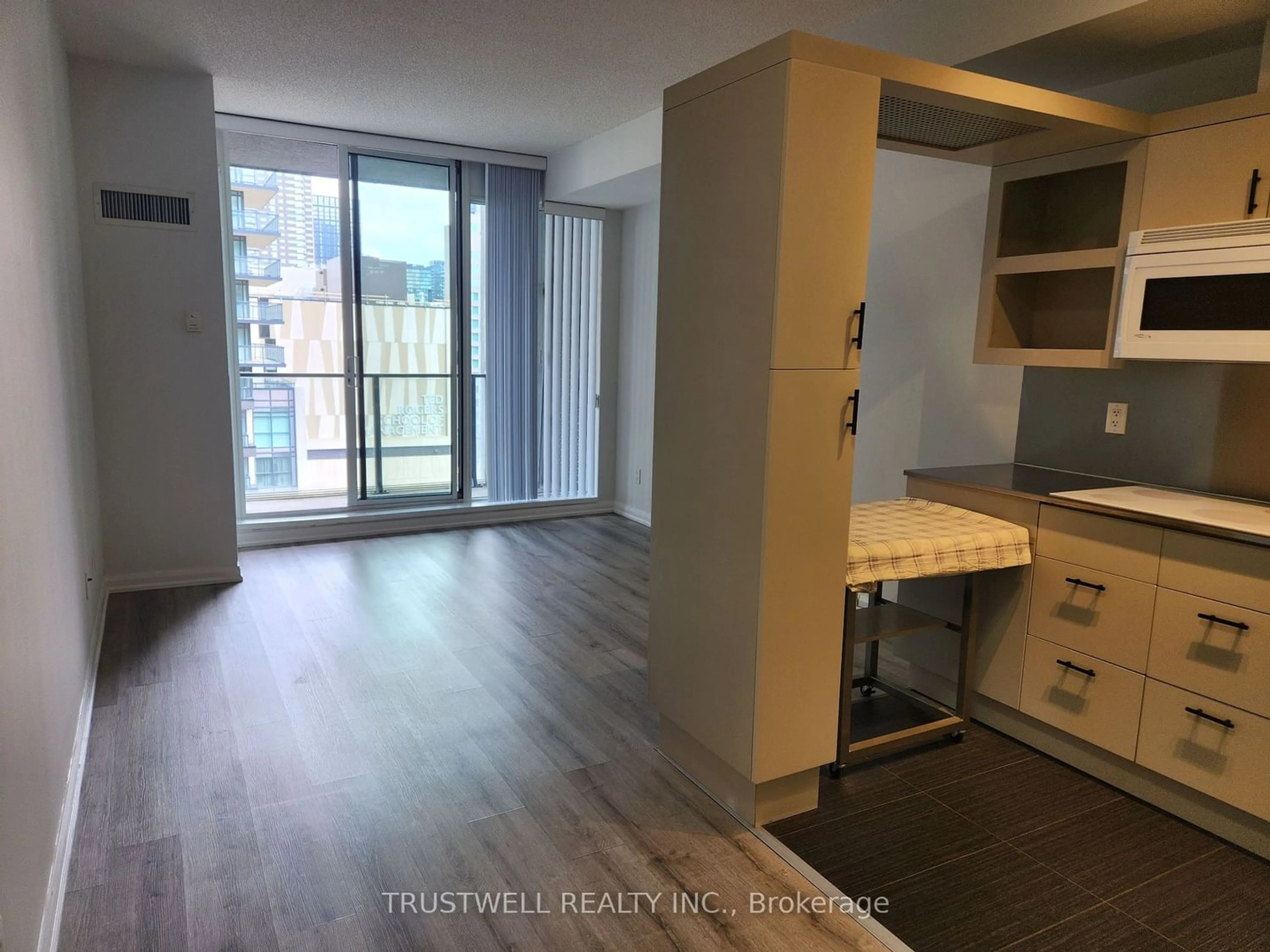 A pic of a room for 111 Elizabeth St #1251, Toronto Ontario M5G 1P7