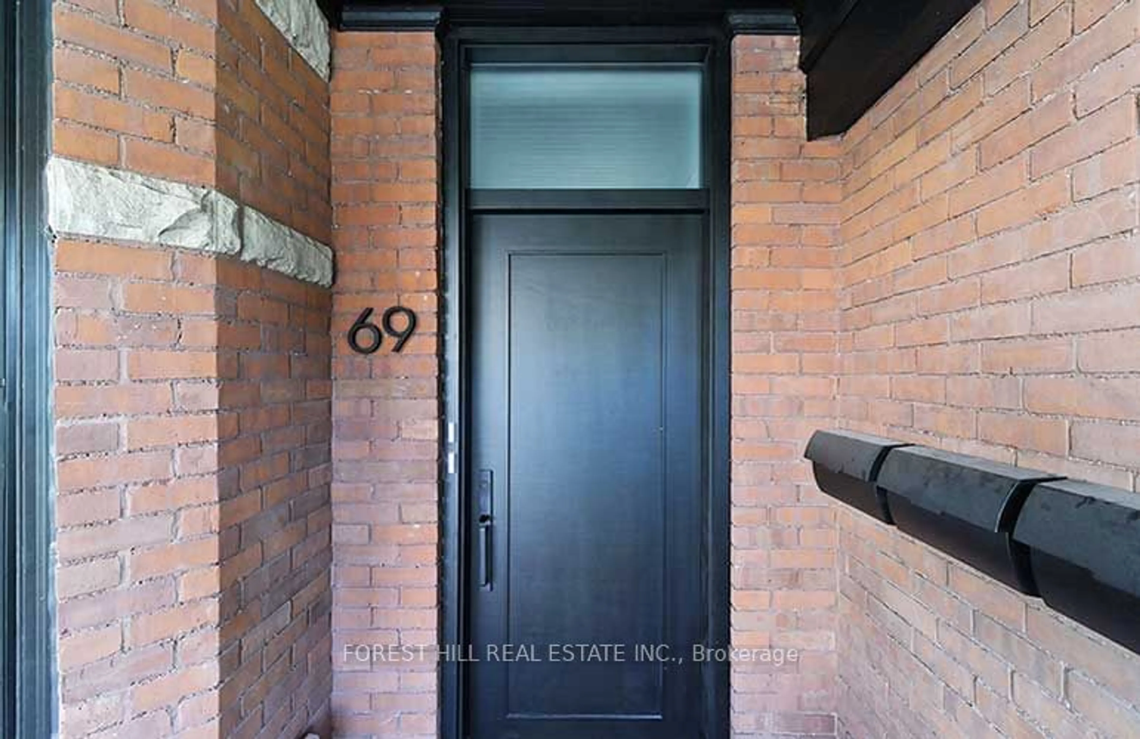 Indoor entryway for 69 Brunswick Ave, Toronto Ontario M5S 2L8