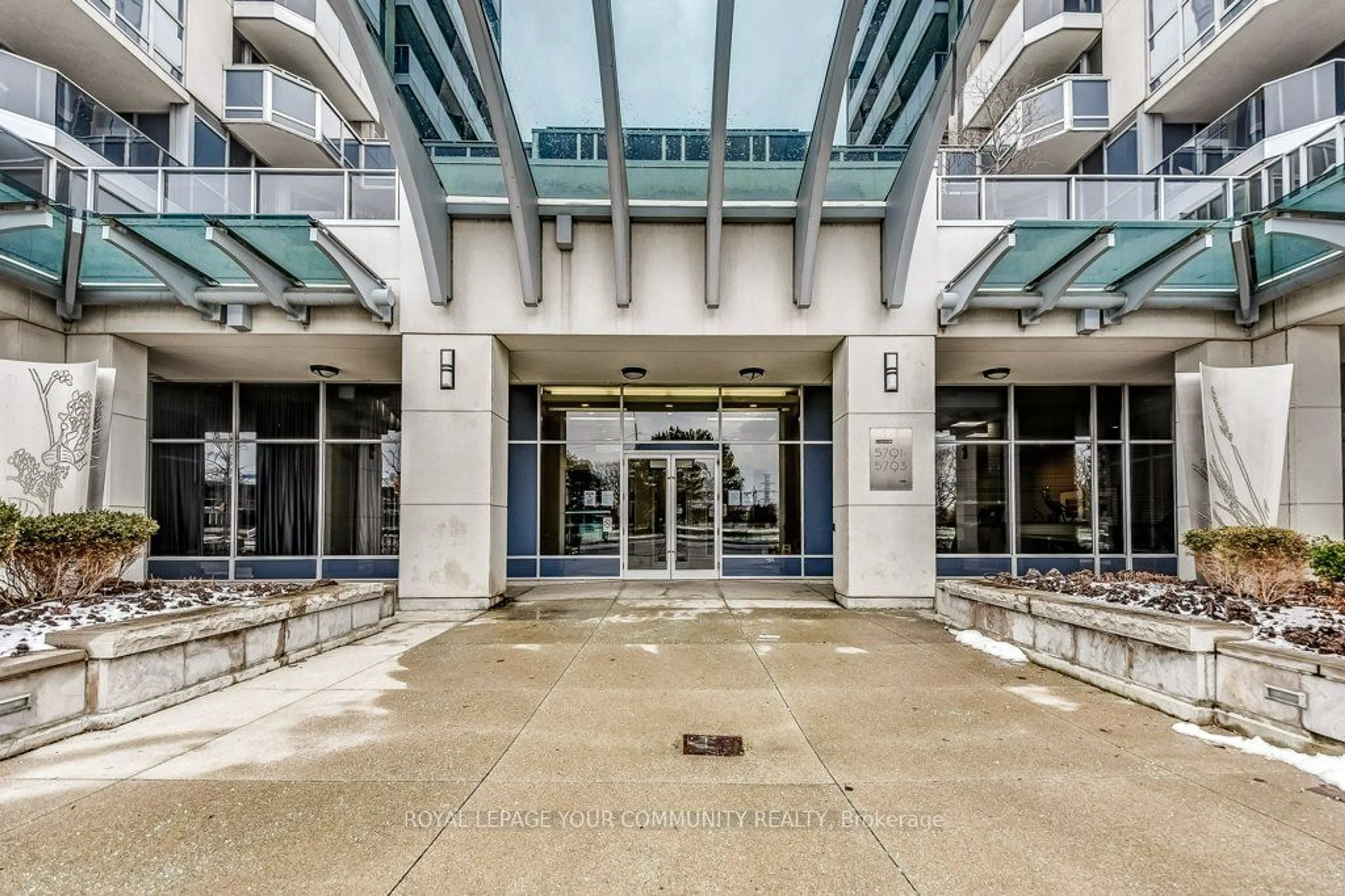 Indoor foyer for 5793 Yonge St #211, Toronto Ontario M2M 0A9