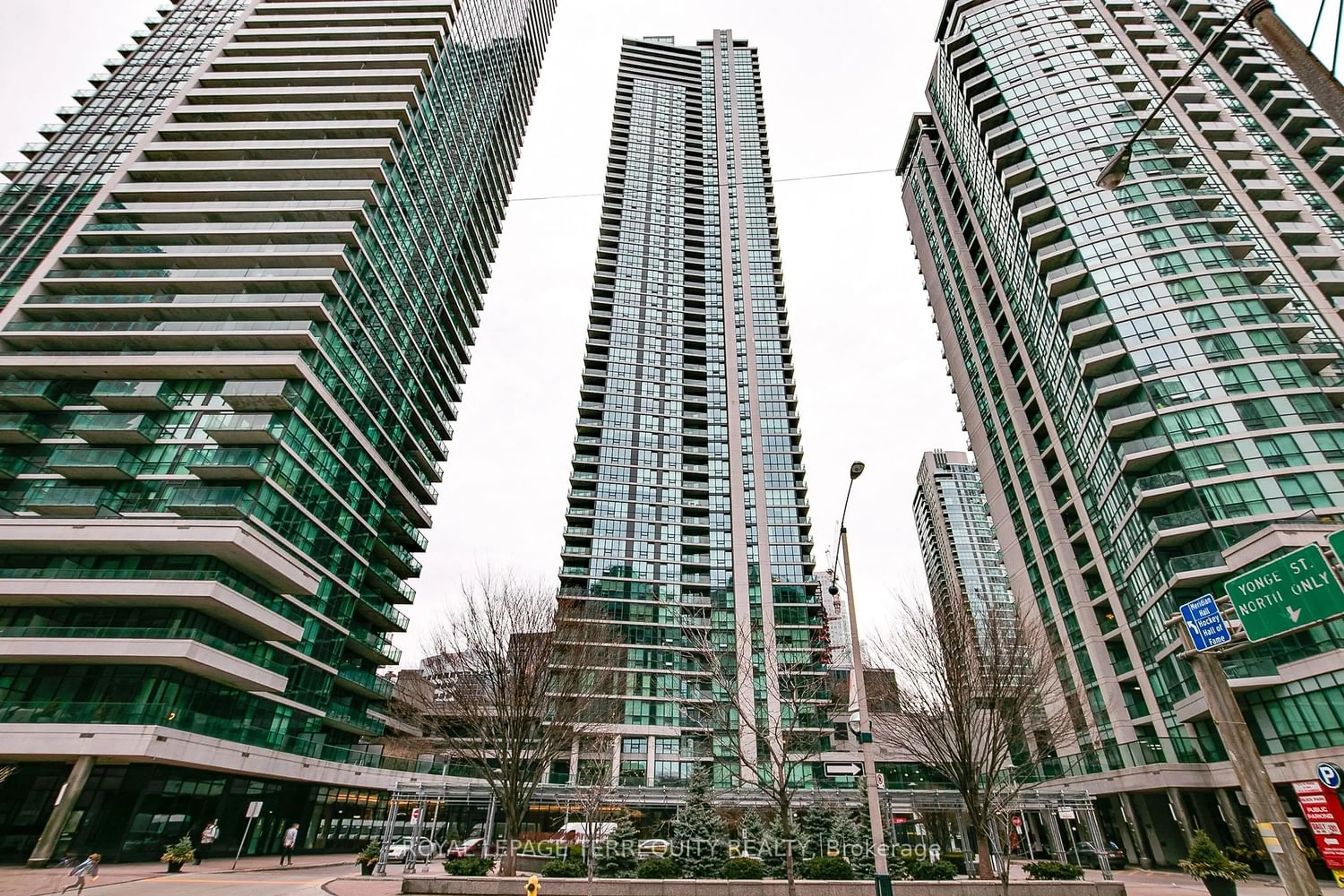 Outside view for 16 Harbour St #4702, Toronto Ontario M5J 2Z7