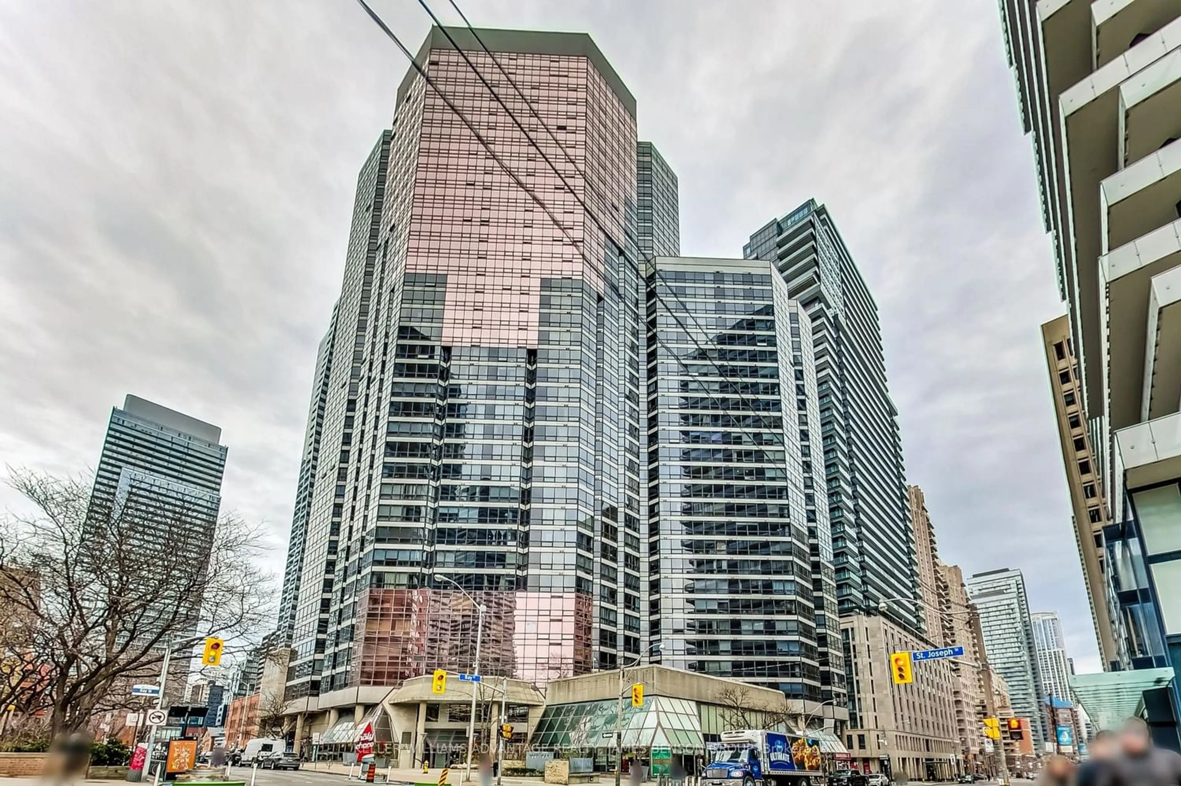 Outside view for 1001 Bay St #2708, Toronto Ontario M5S 3A6