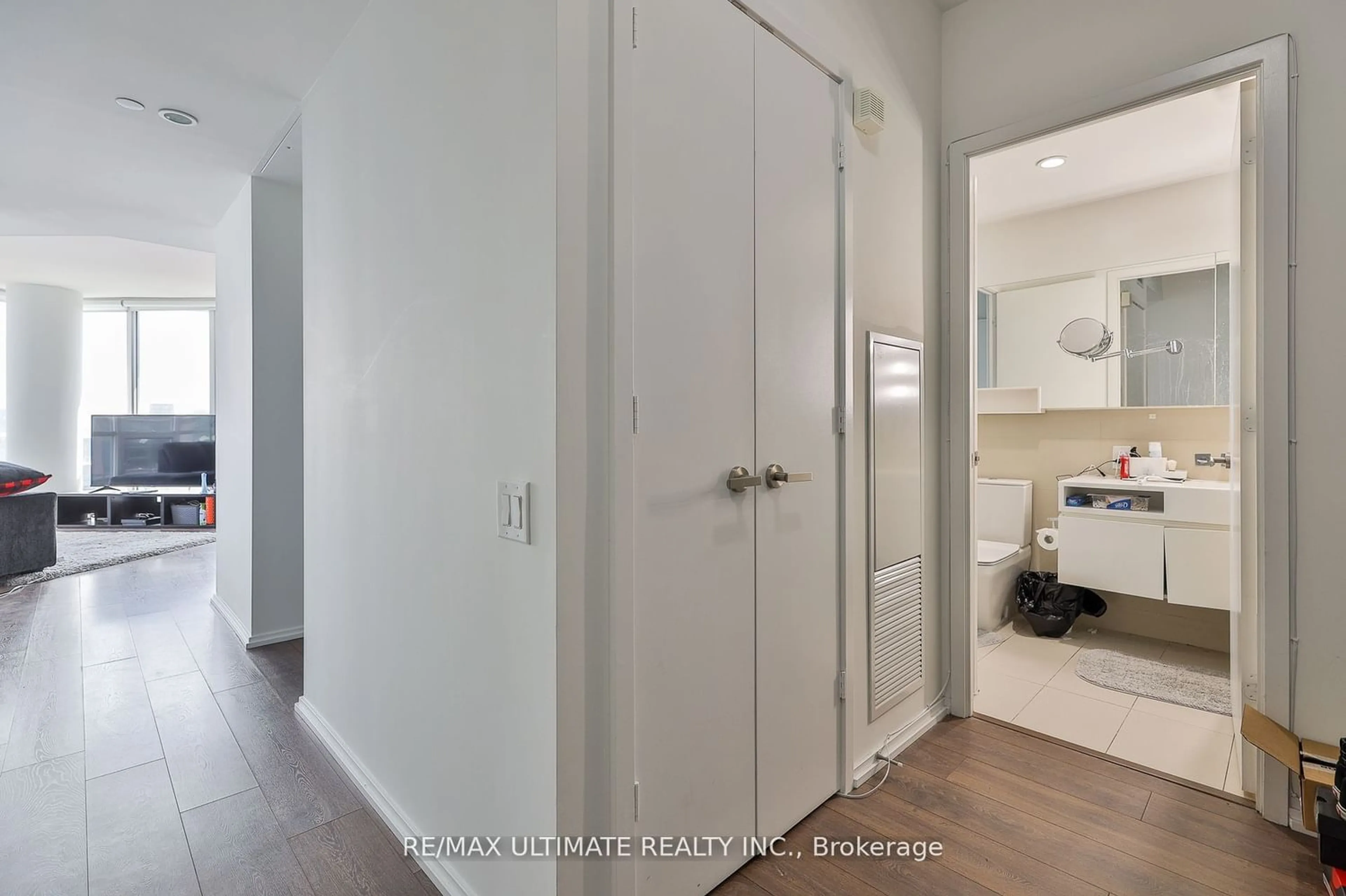 Indoor entryway for 45 Charles St #4715, Toronto Ontario M4Y 0B8