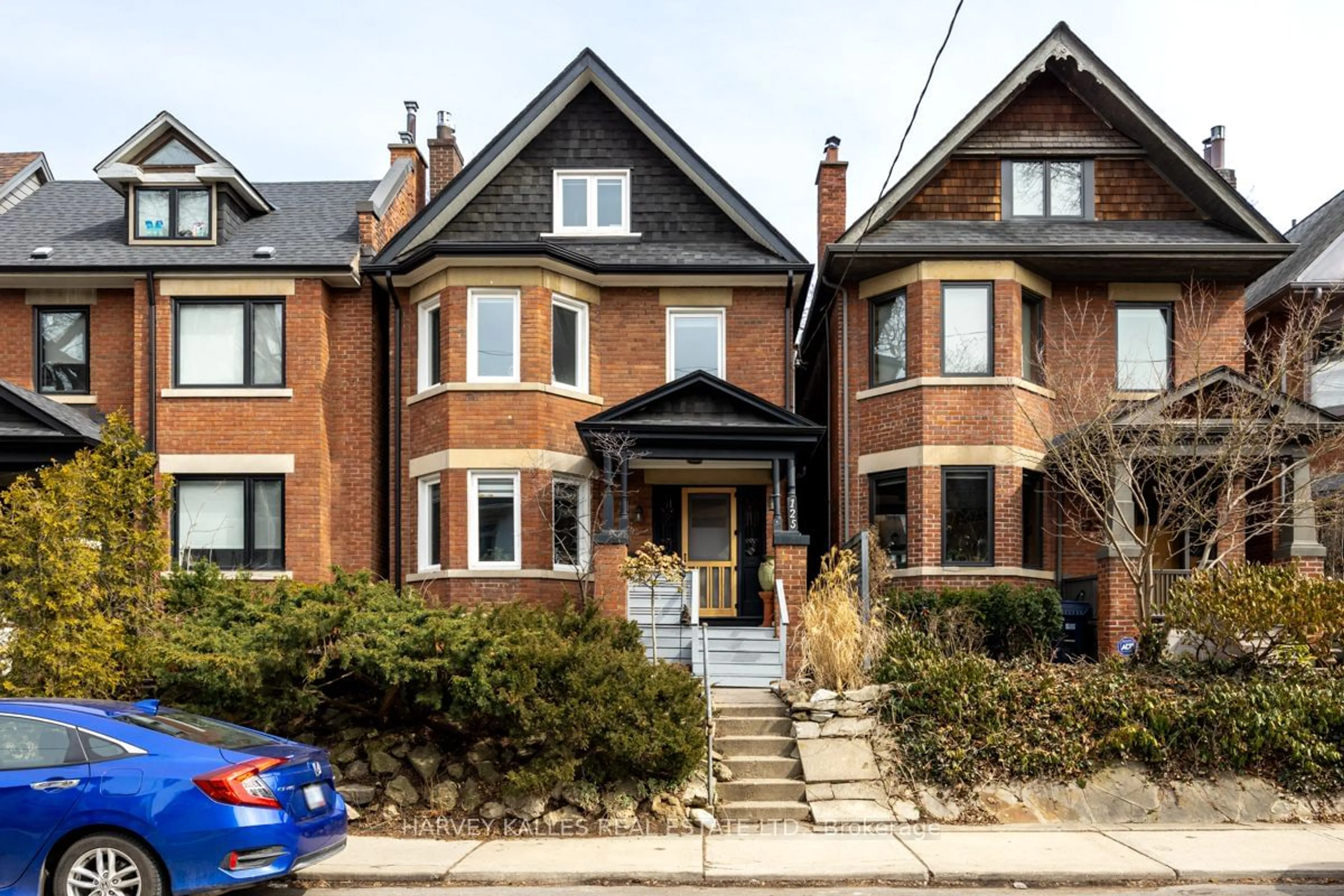 Home with brick exterior material for 125 Hilton Ave, Toronto Ontario M5R 3E8