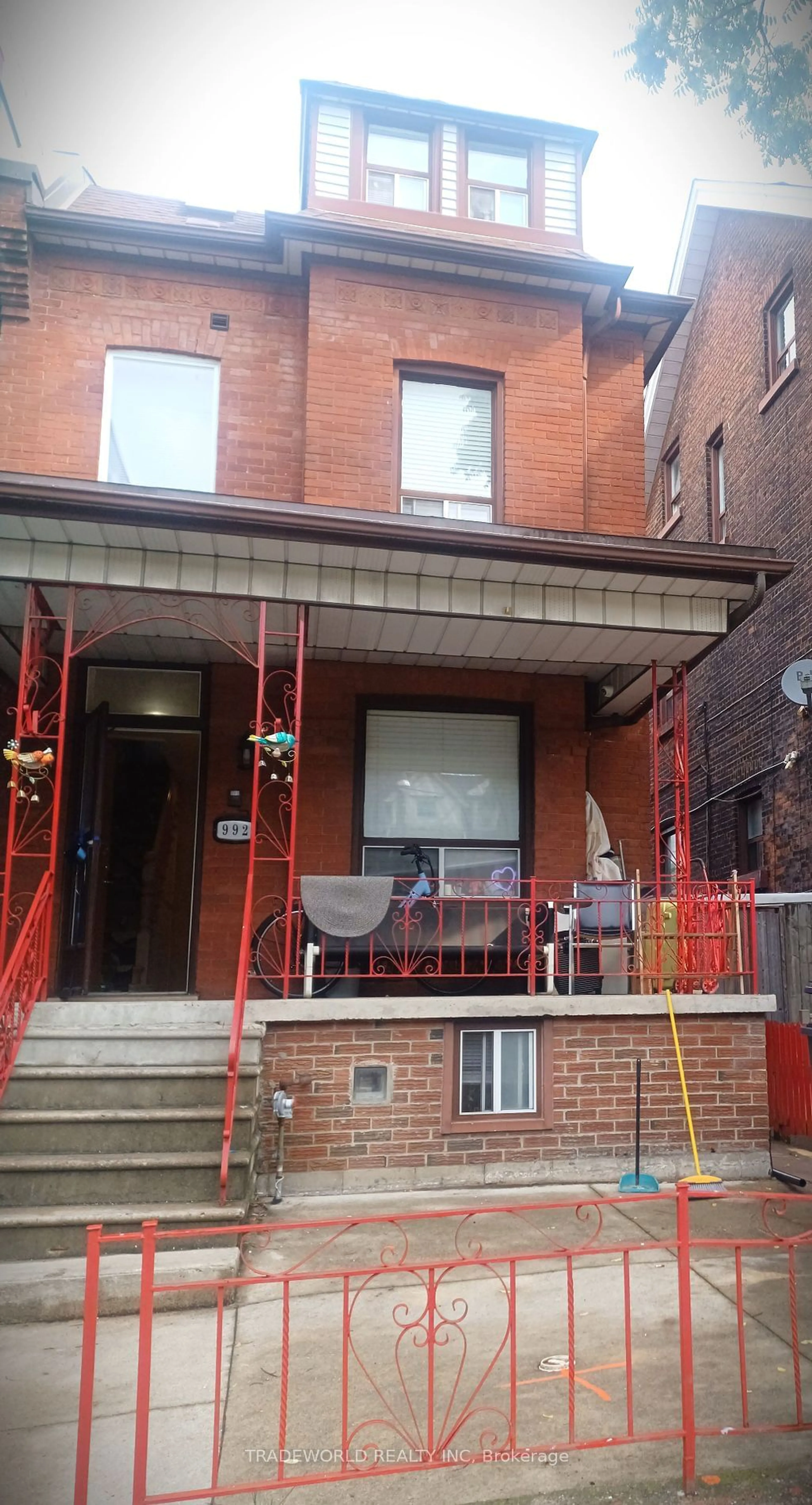 A pic from exterior of the house or condo for 992 Dundas St, Toronto Ontario M6J 1W6