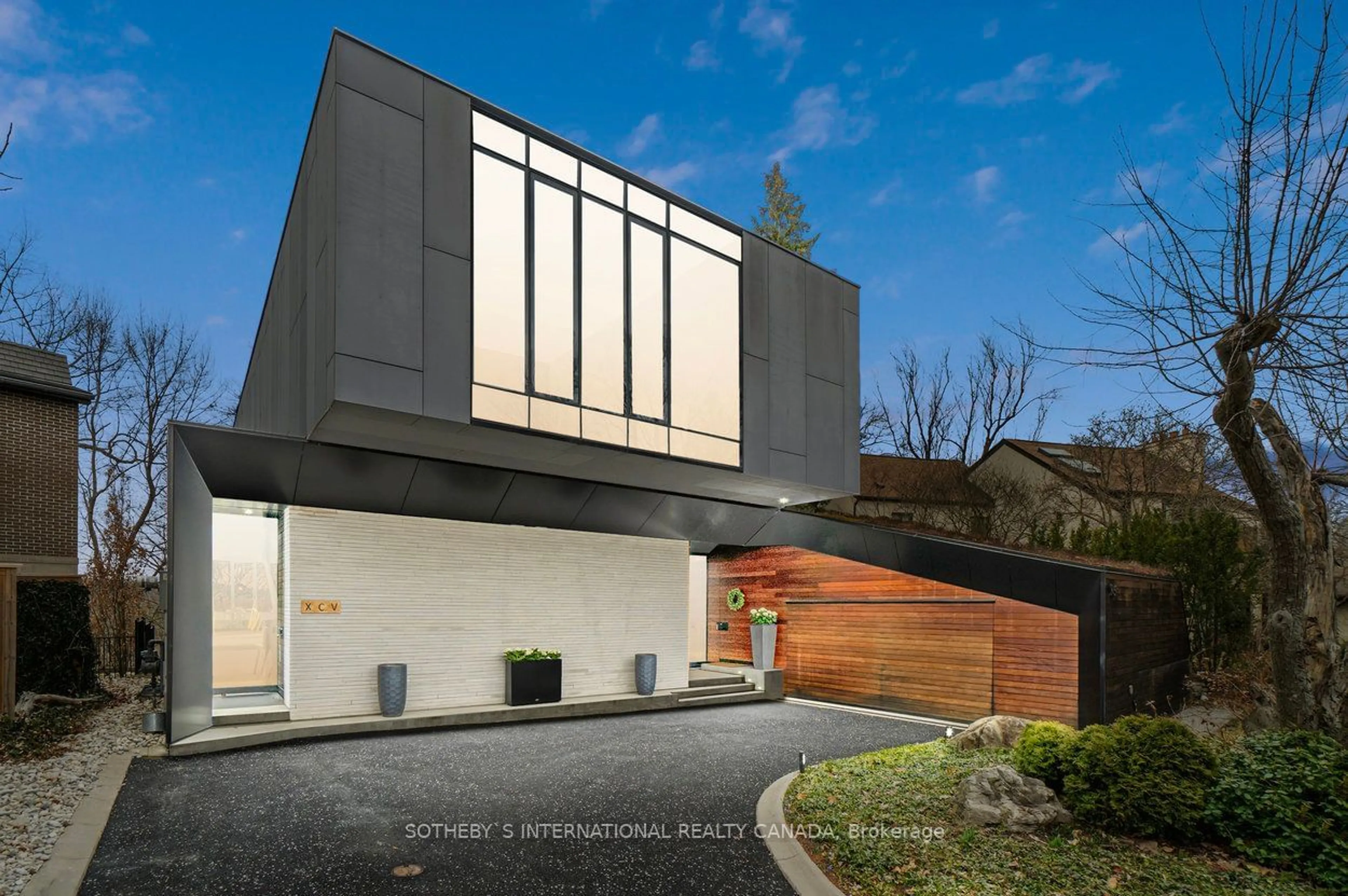 Frontside or backside of a home, the front or back of building for 95 Riverview Dr, Toronto Ontario M4N 3C6