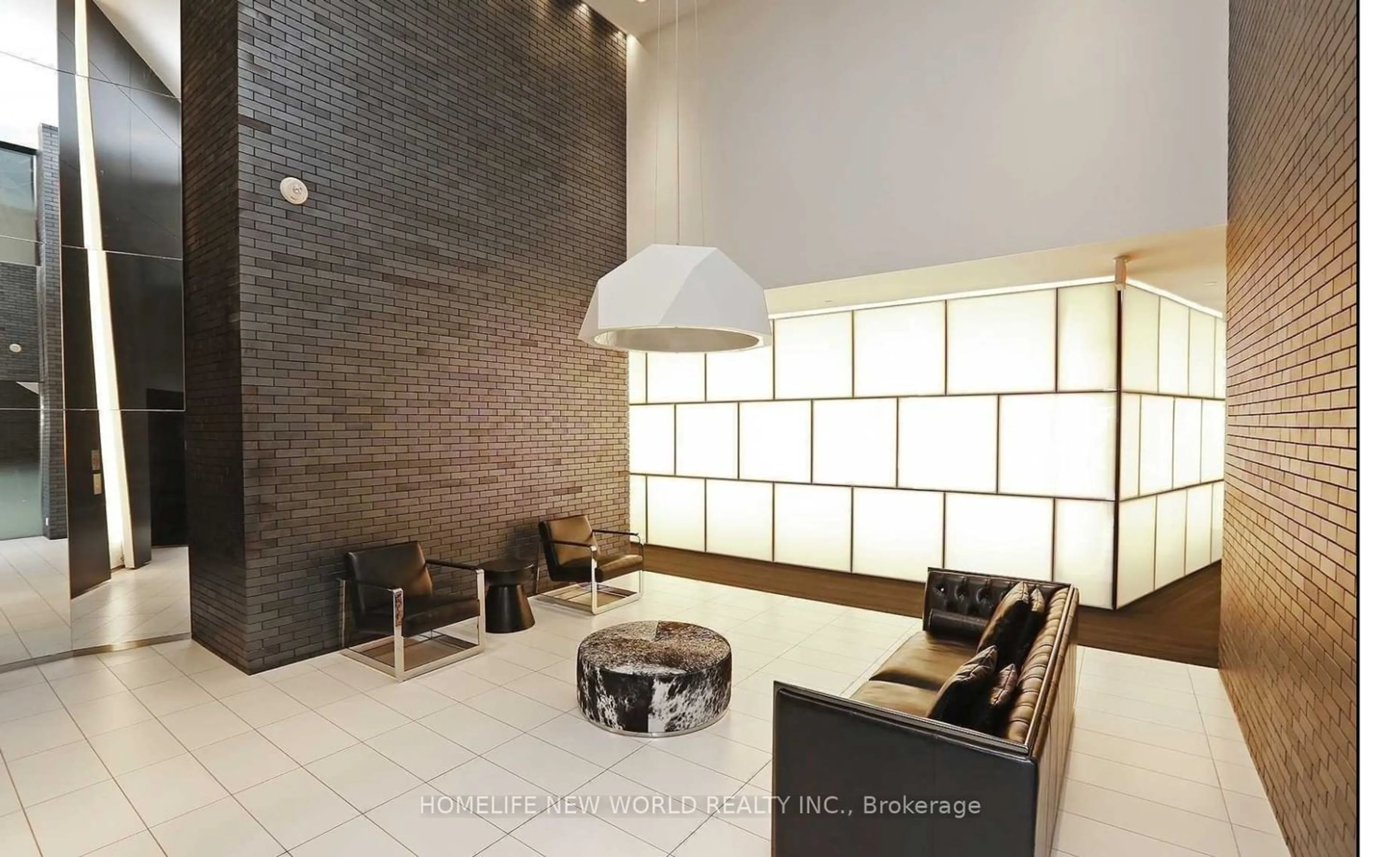 Indoor lobby for 125 Peter St #2204, Toronto Ontario M5V 0M2