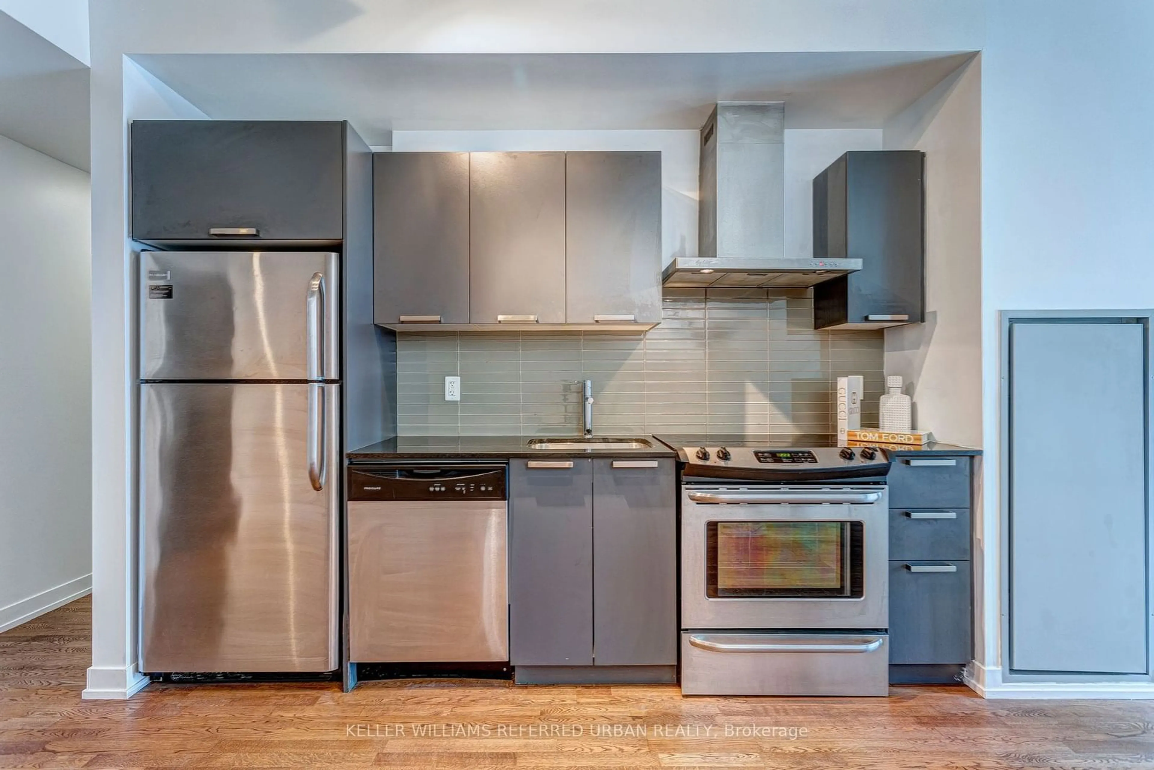 Standard kitchen for 650 King St #201, Toronto Ontario M5V 1M7