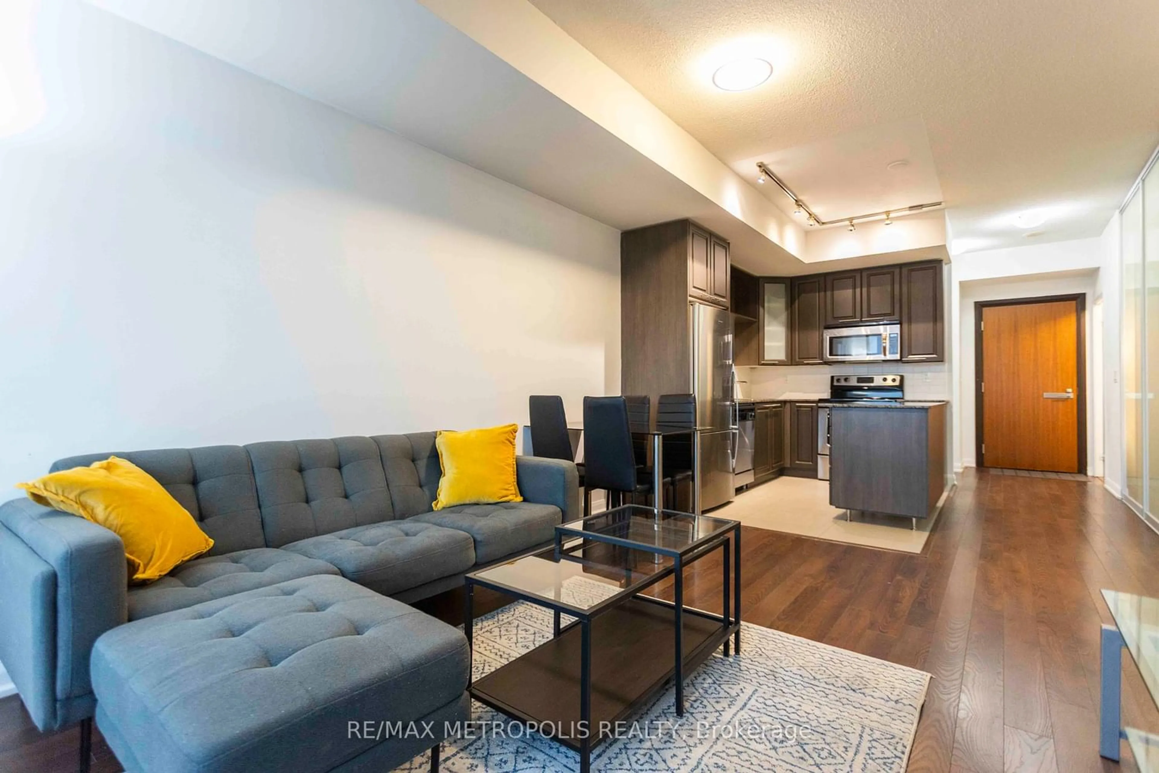Living room for 500 Sherbourne St #1811, Toronto Ontario M4X 1L1