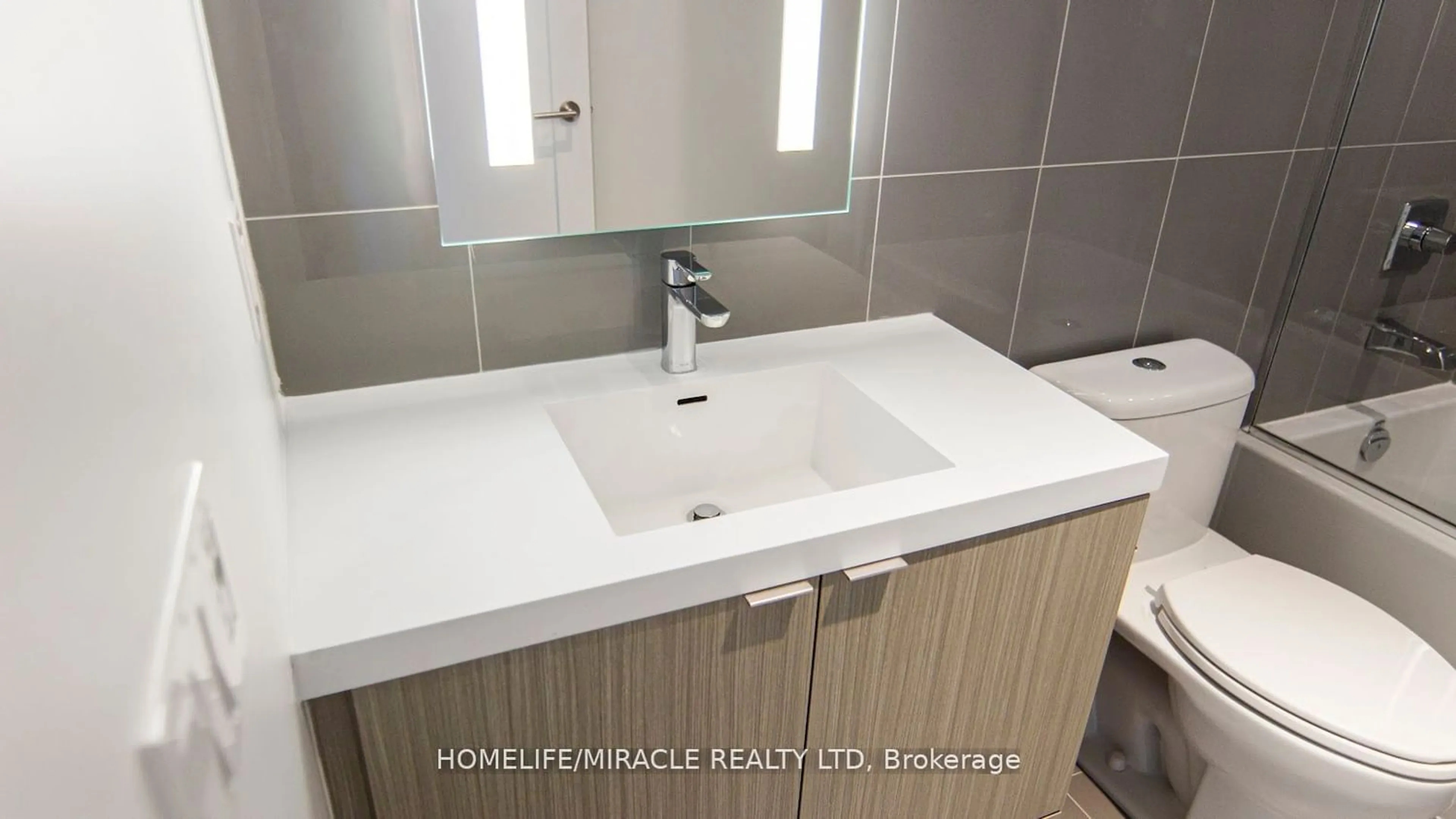 Bathroom, ceramic floors for 575 Bloor St #2905, Toronto Ontario M4W 0B2