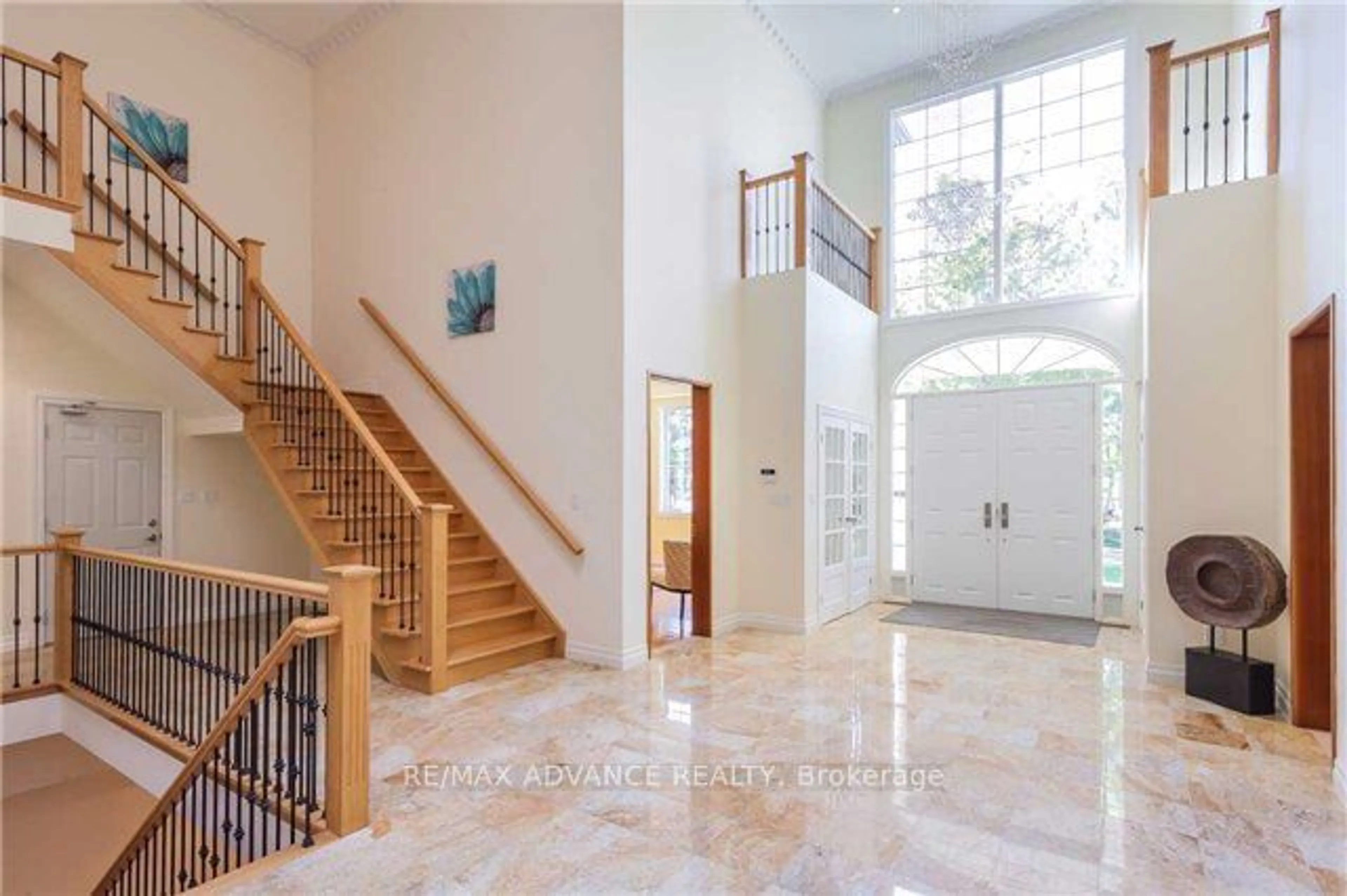 Indoor foyer for 8 Shady Oaks Cres, Toronto Ontario M3C 2L5
