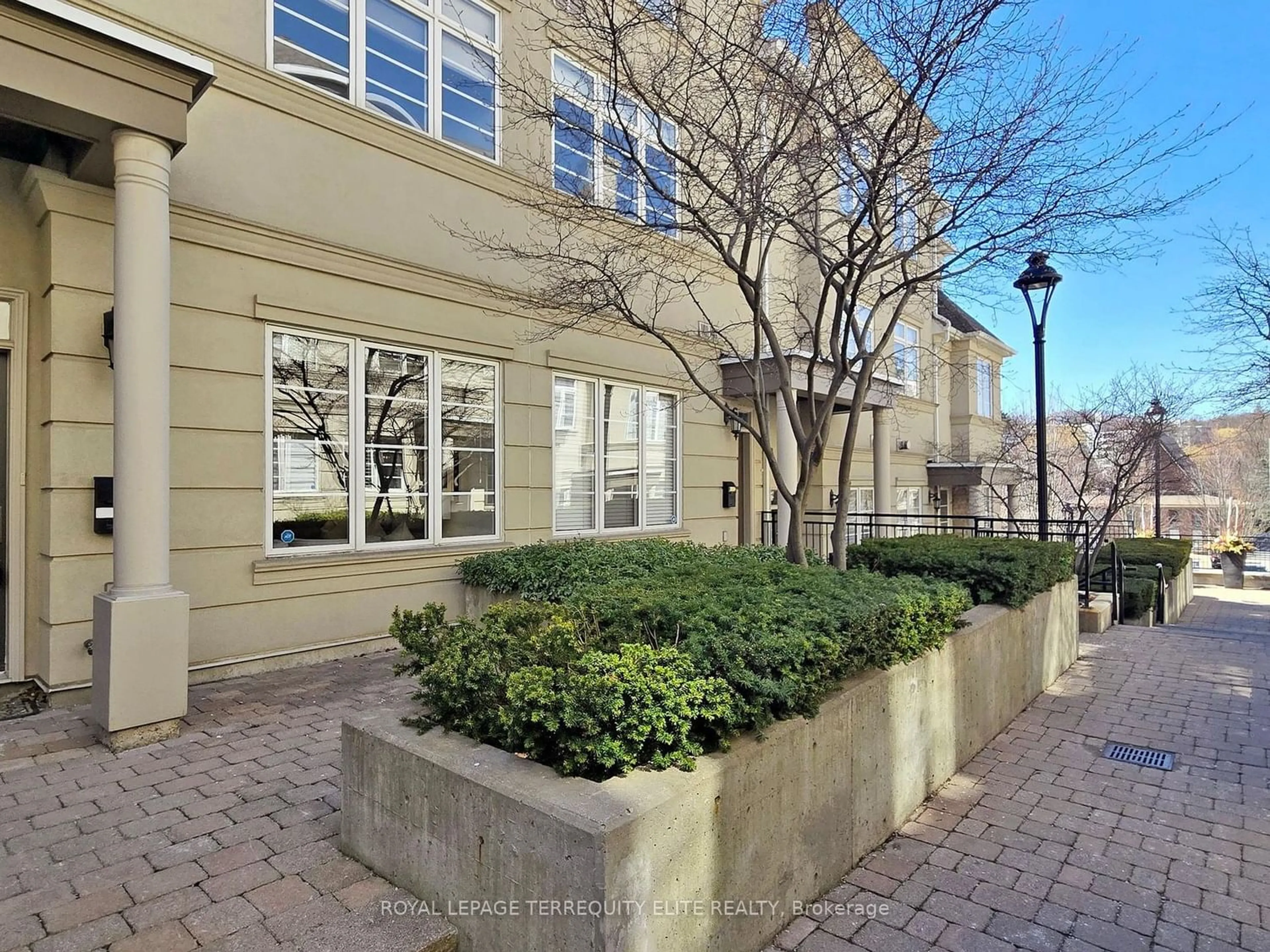 A pic from exterior of the house or condo for 47 York Mills Rd #207, Toronto Ontario M2P 1P2
