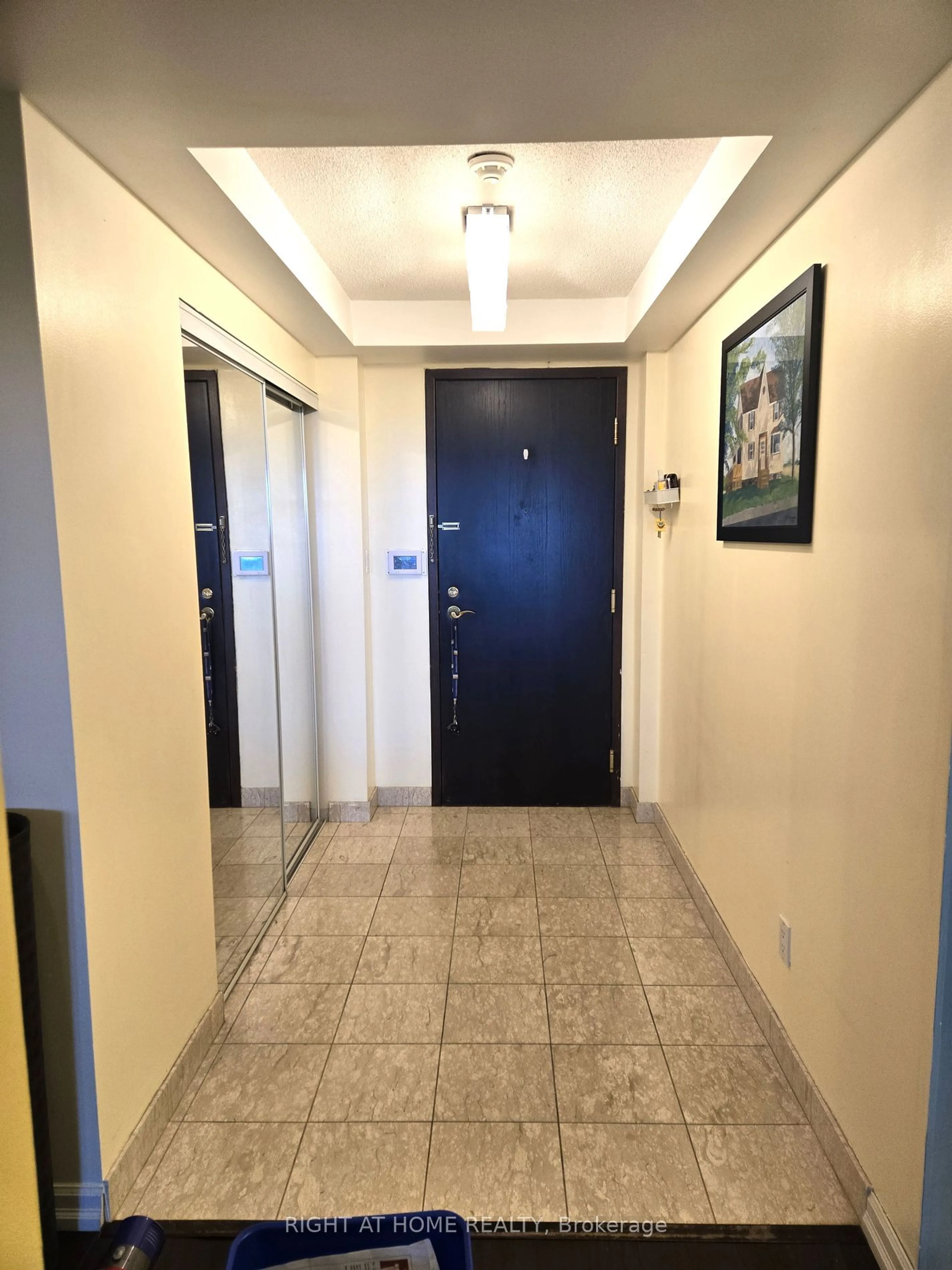 Indoor foyer for 28 Hollywood Ave #1205, Toronto Ontario M2N 6S4