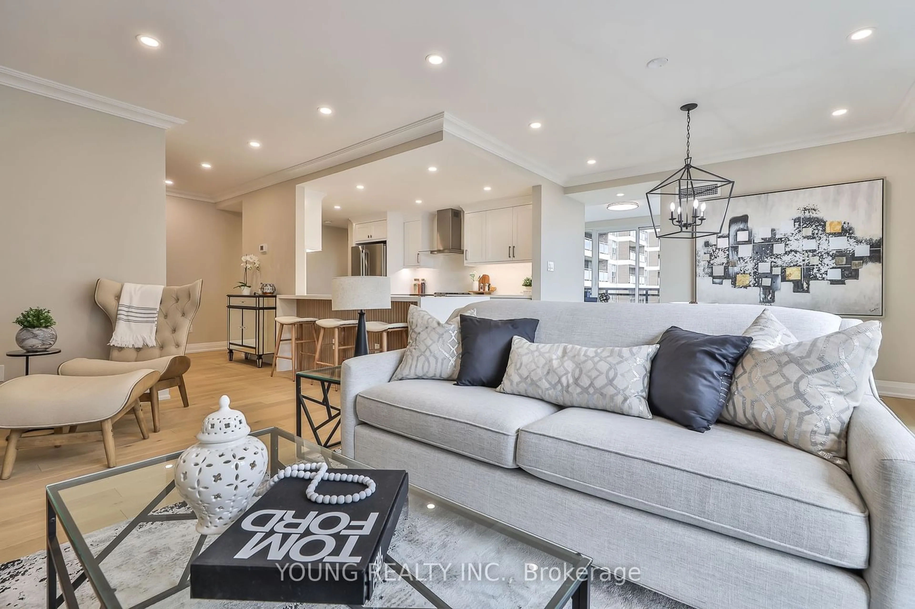 Living room for 40 Rosehill Ave #904, Toronto Ontario M4T 1G5