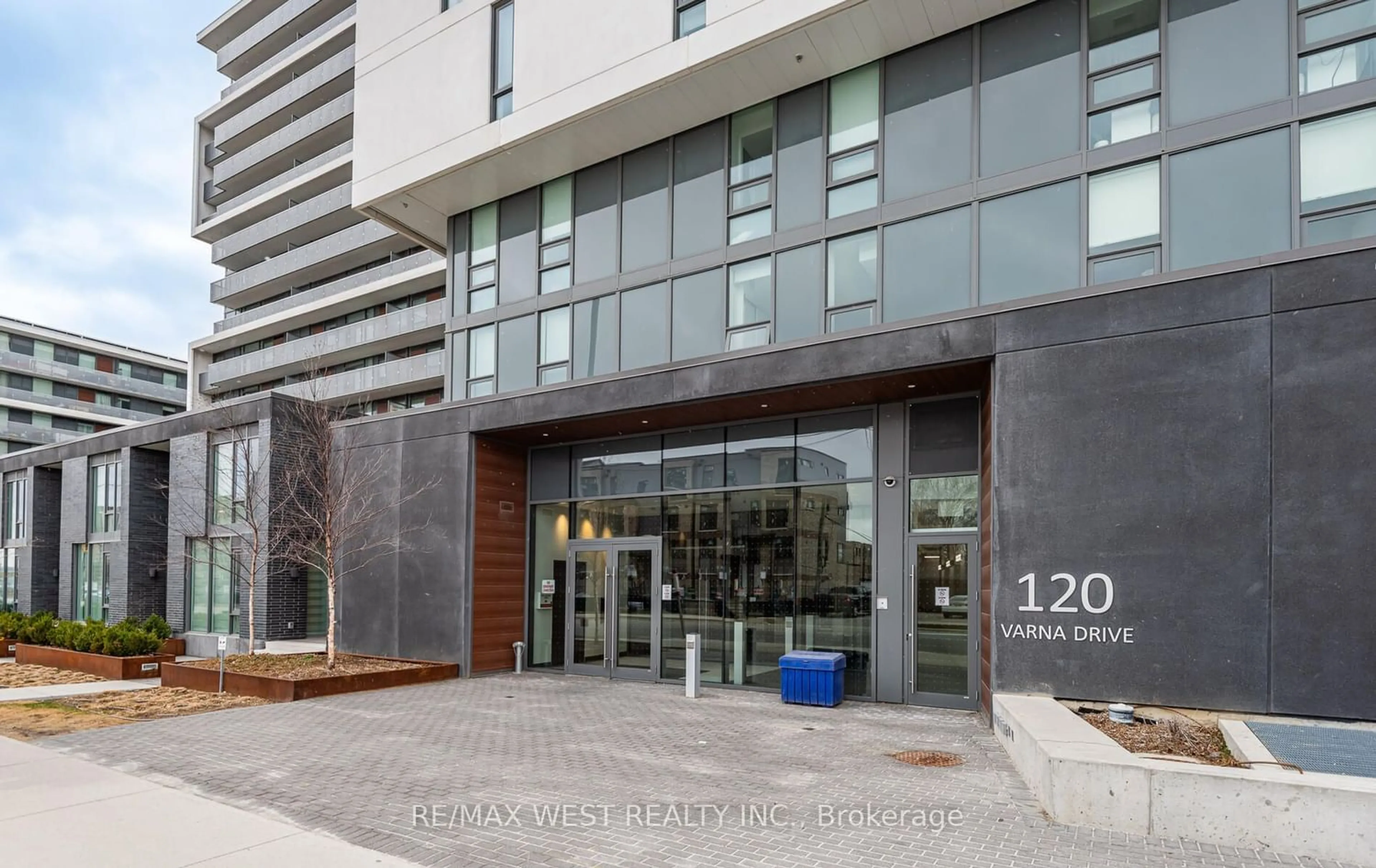 Indoor foyer for 120 Varna Dr #326, Toronto Ontario M6A 0B3