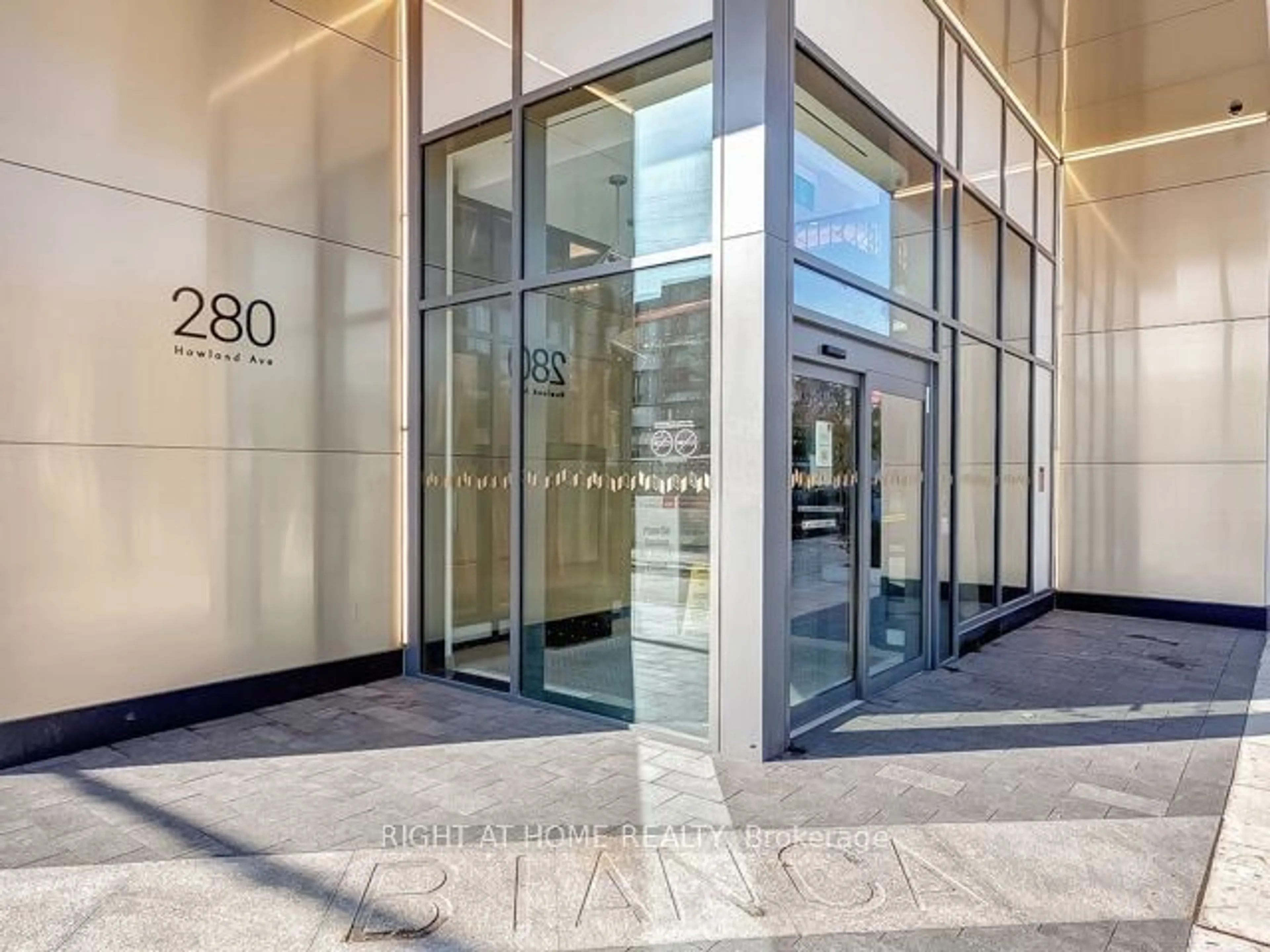 Indoor foyer for 280 Howland Ave #226, Toronto Ontario M5R 0C3