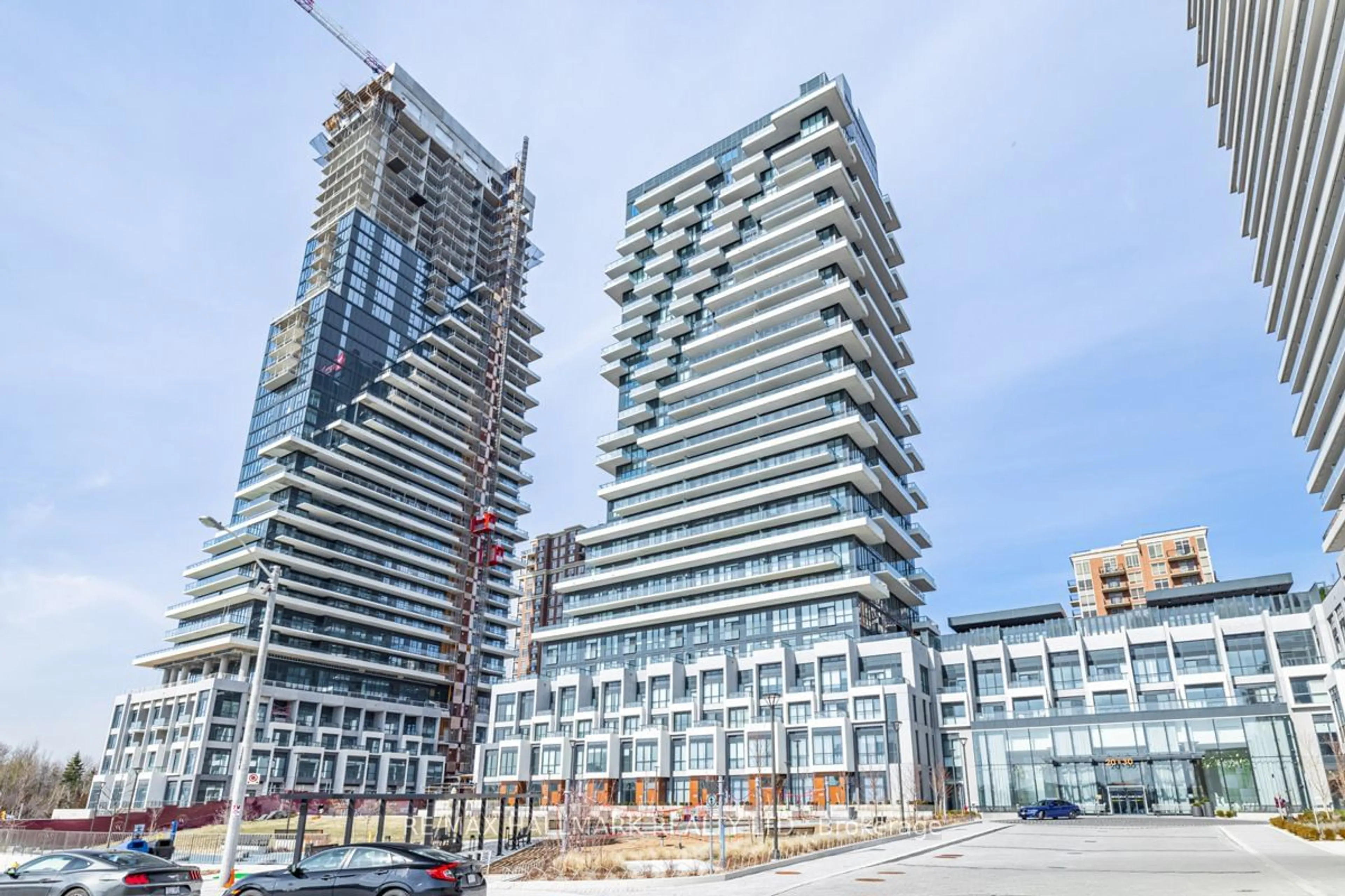 A pic from exterior of the house or condo for 20 Inn On The Park Dr #1335, Toronto Ontario M3C 0P8