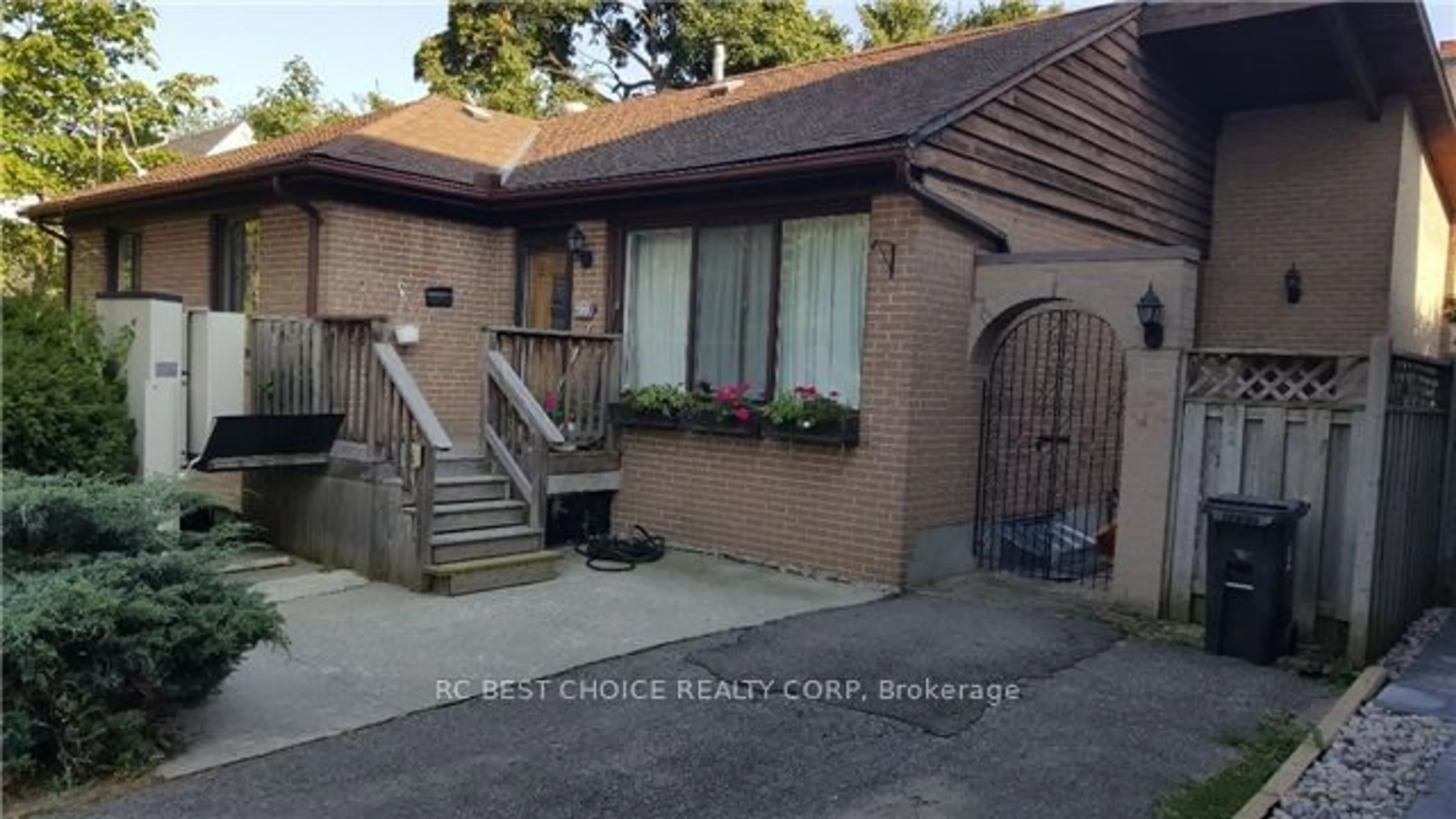 A pic from exterior of the house or condo for 203 Mckee Ave, Toronto Ontario M2N 4C9