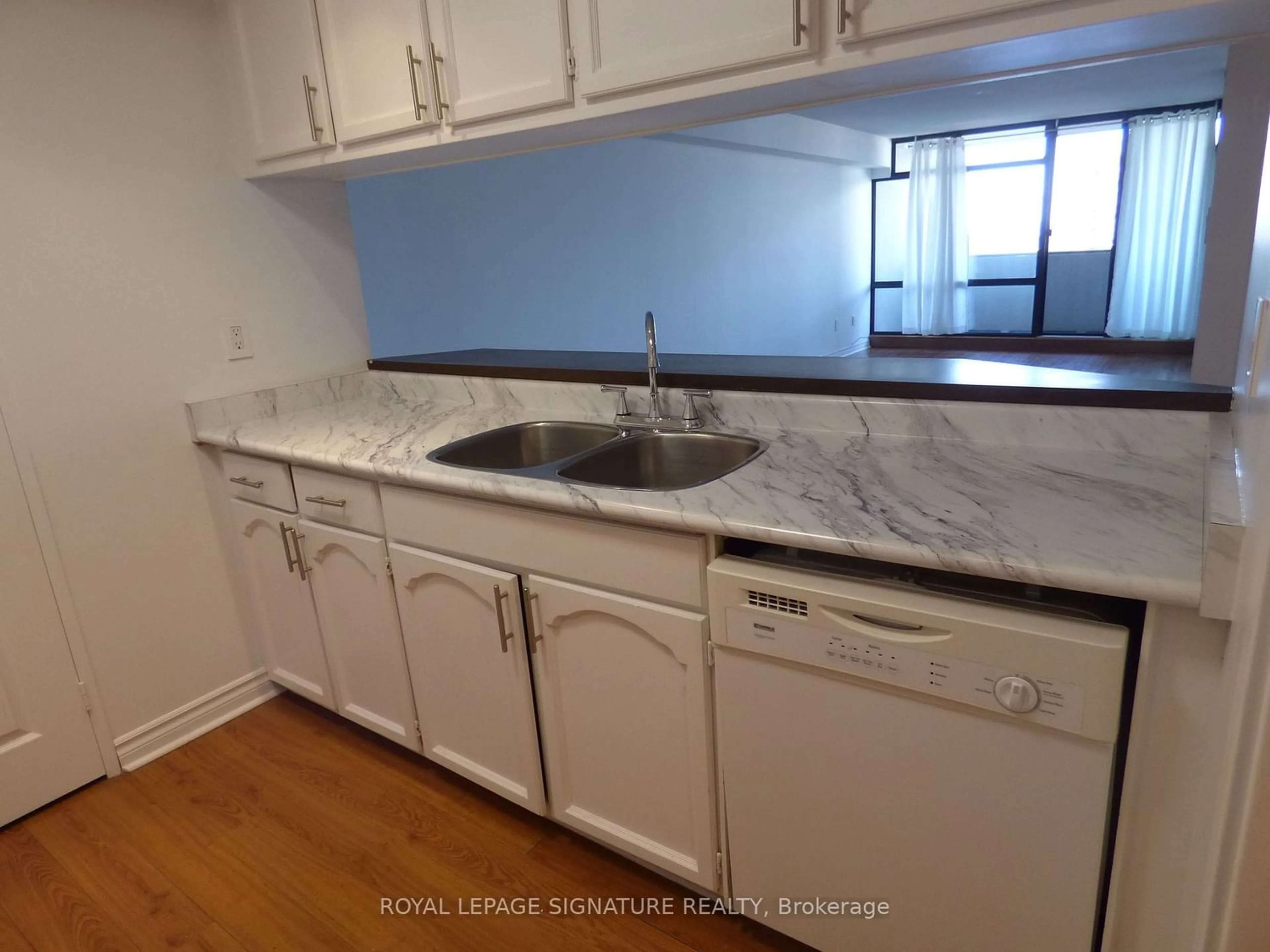 Standard kitchen for 1555 Finch Ave #2002, Toronto Ontario M2J 4X9