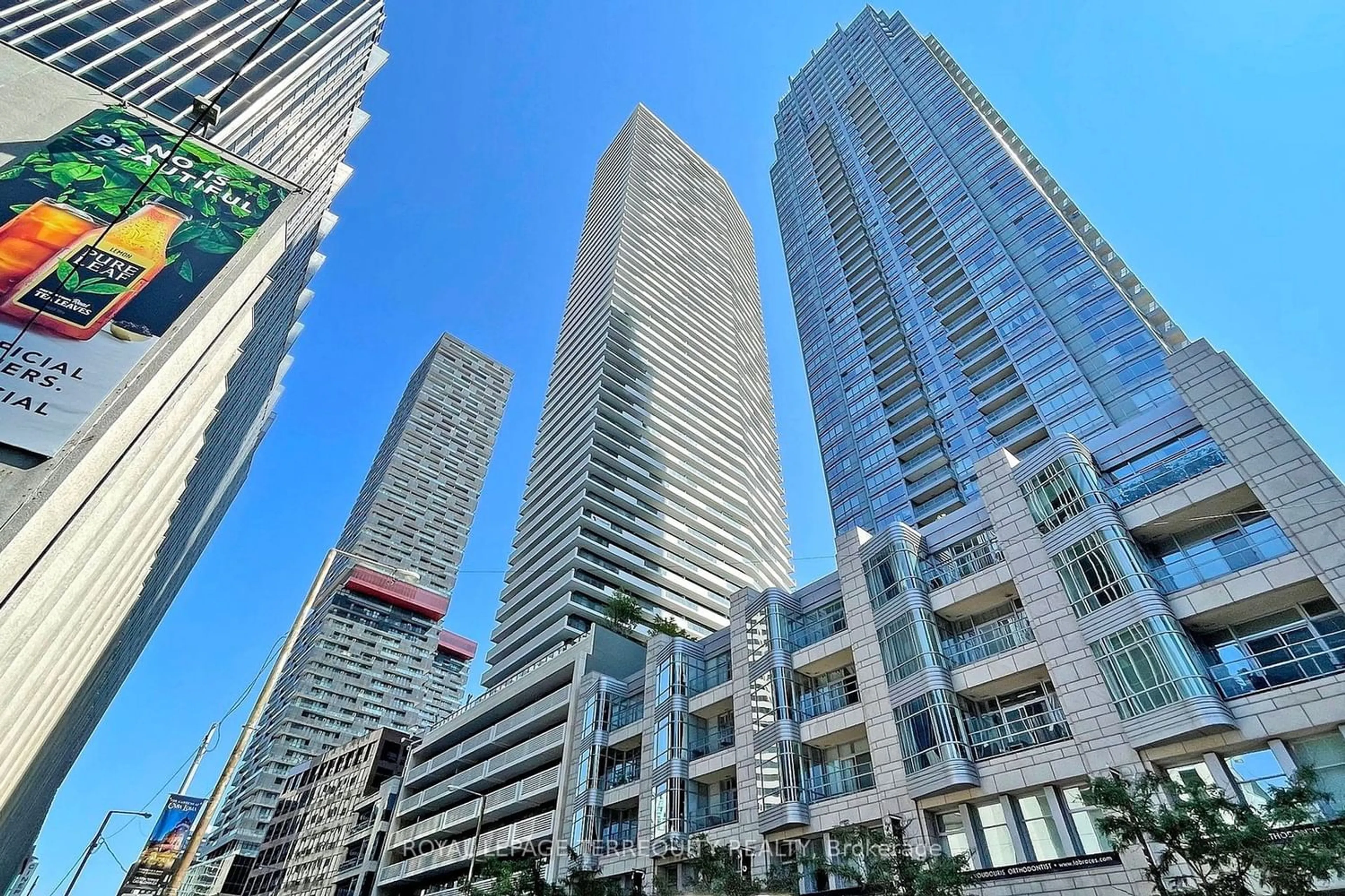 A pic from exterior of the house or condo for 2221 Yonge St #905, Toronto Ontario M4S 0B8