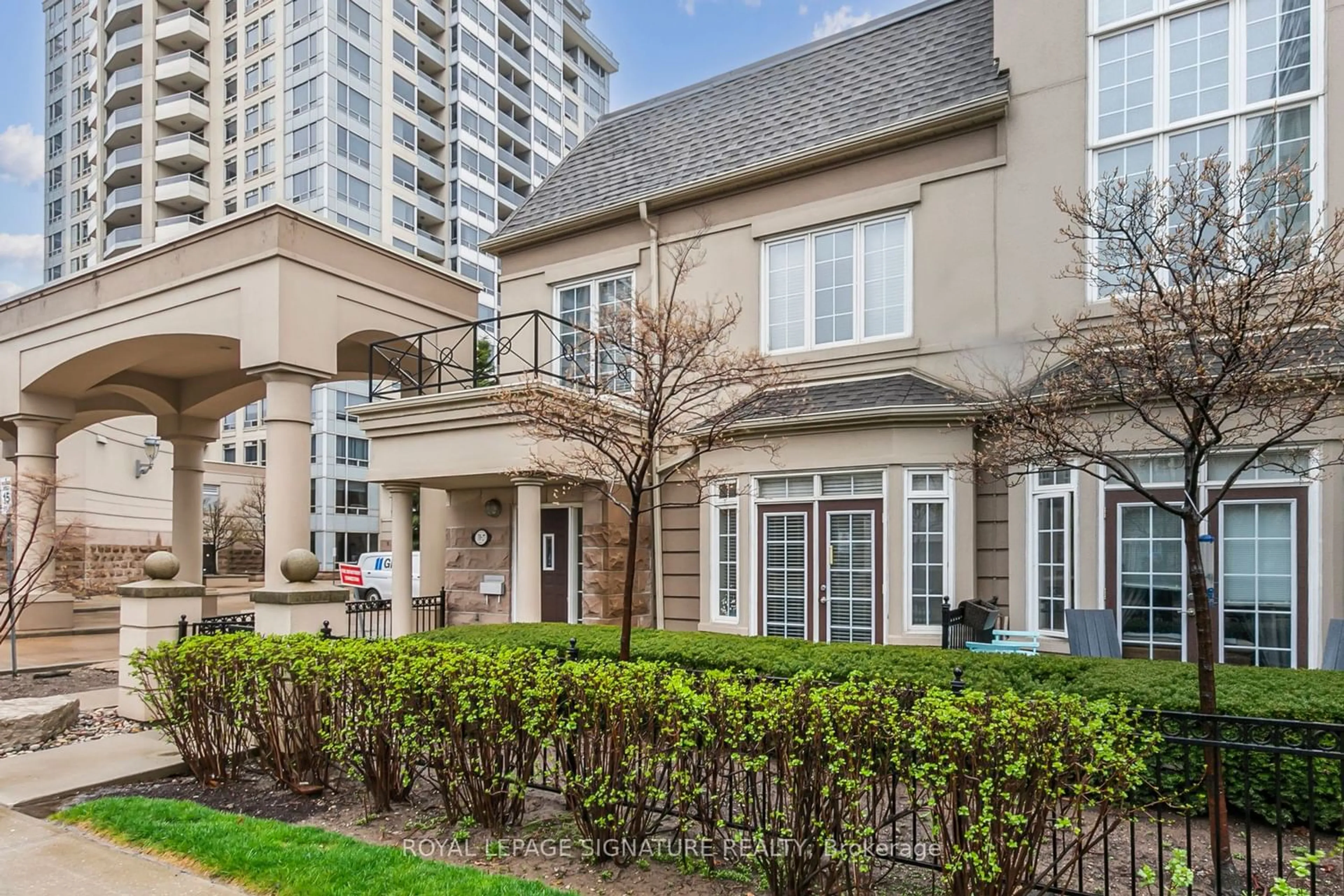 Indoor foyer for 8 Rean Dr #TH27, Toronto Ontario M2K 3B9