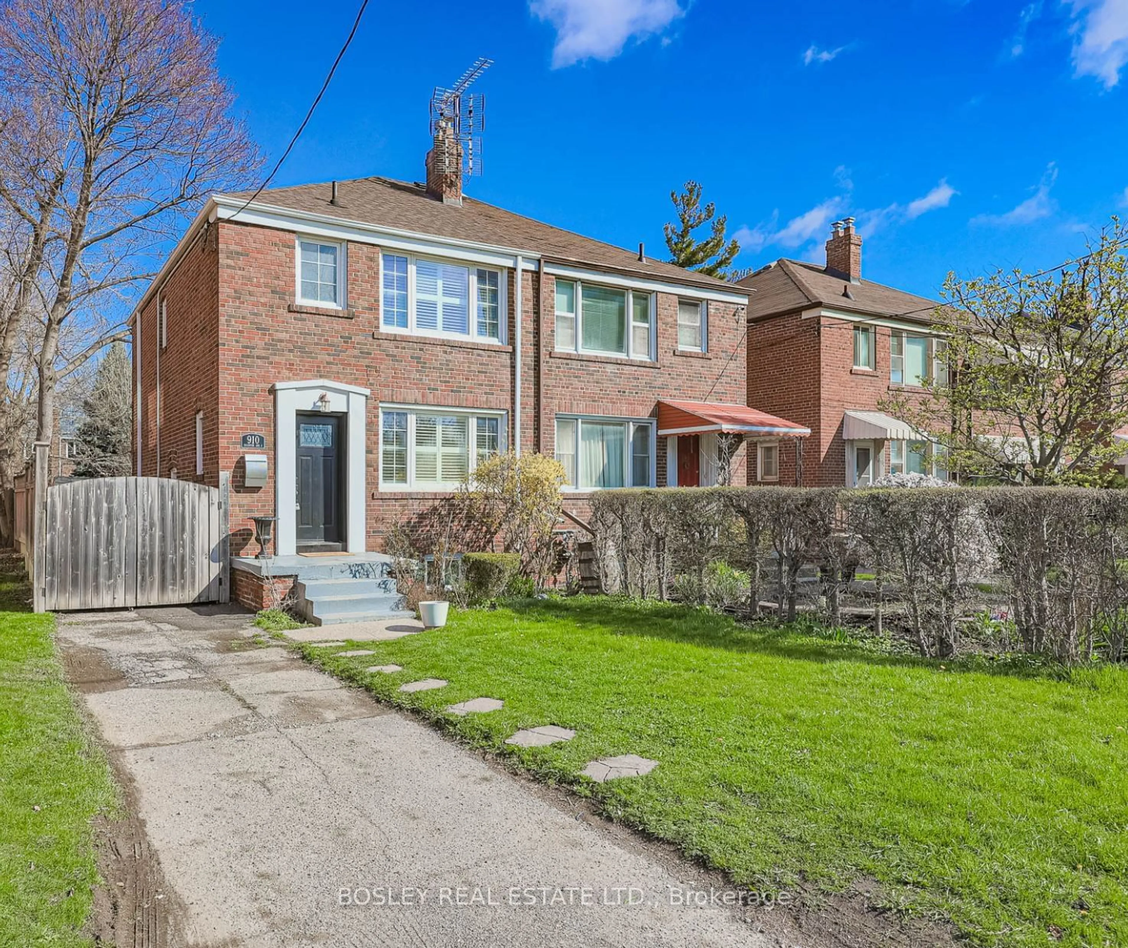Frontside or backside of a home for 910 Eglinton Ave, Toronto Ontario M4G 2L3