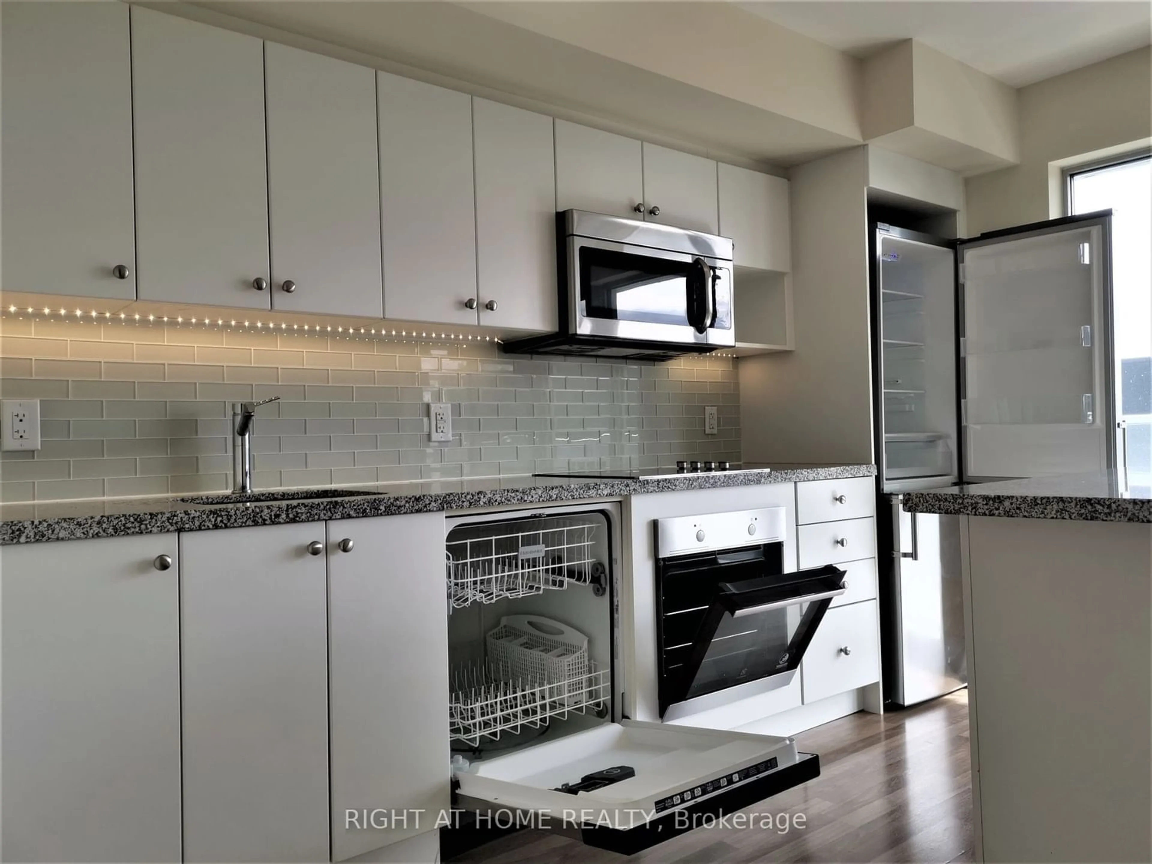 Standard kitchen for 555 Wilson Ave #E908, Toronto Ontario M3H 0C5