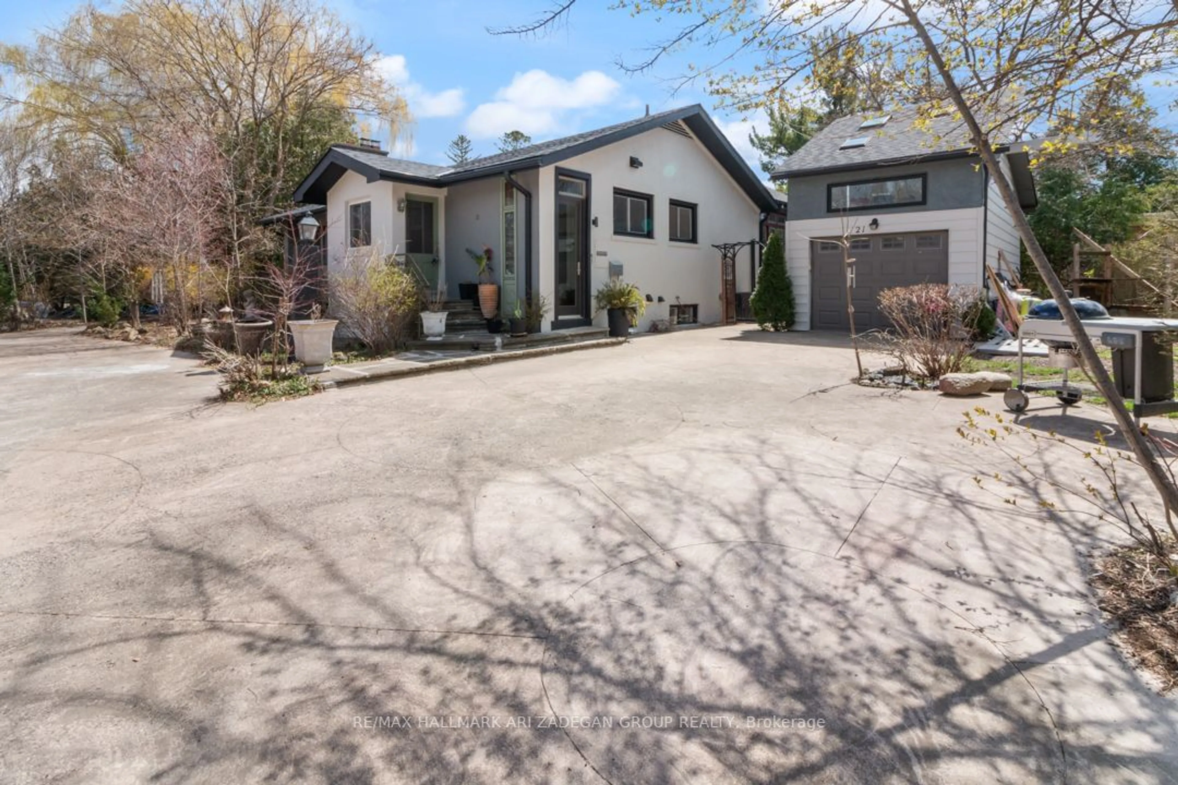 Frontside or backside of a home for 21 Yewfield Cres, Toronto Ontario M3B 2Y4
