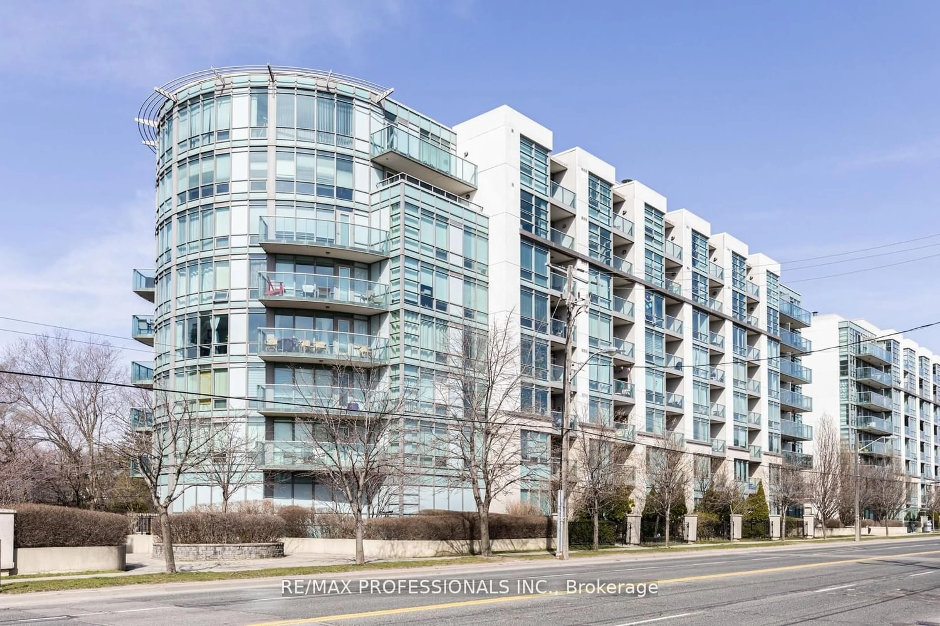 A pic from exterior of the house or condo for 3830 Bathurst St #108, Toronto Ontario M3H 6C5
