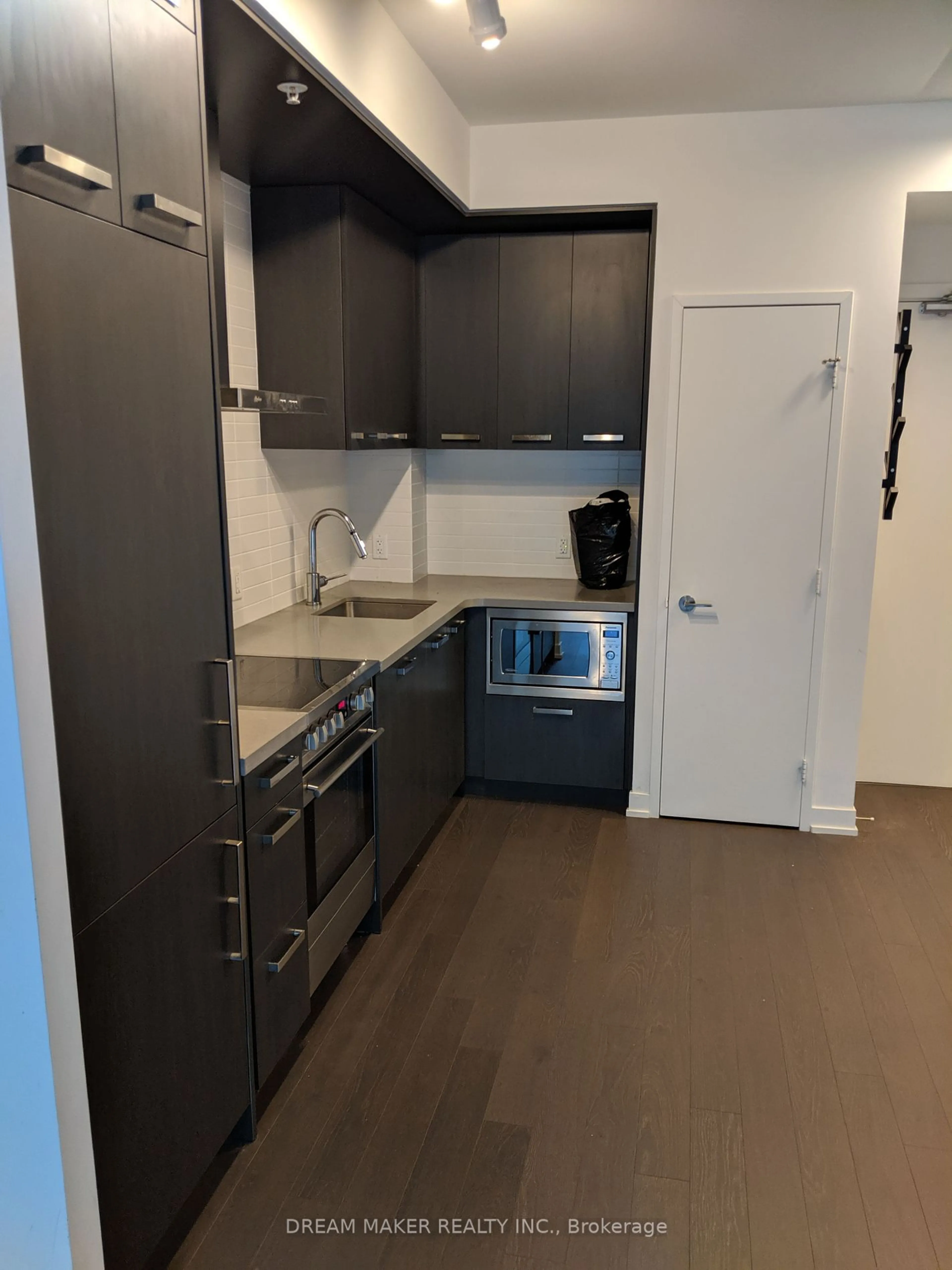 Standard kitchen for 455 Front St #4, Toronto Ontario M5A 0G2